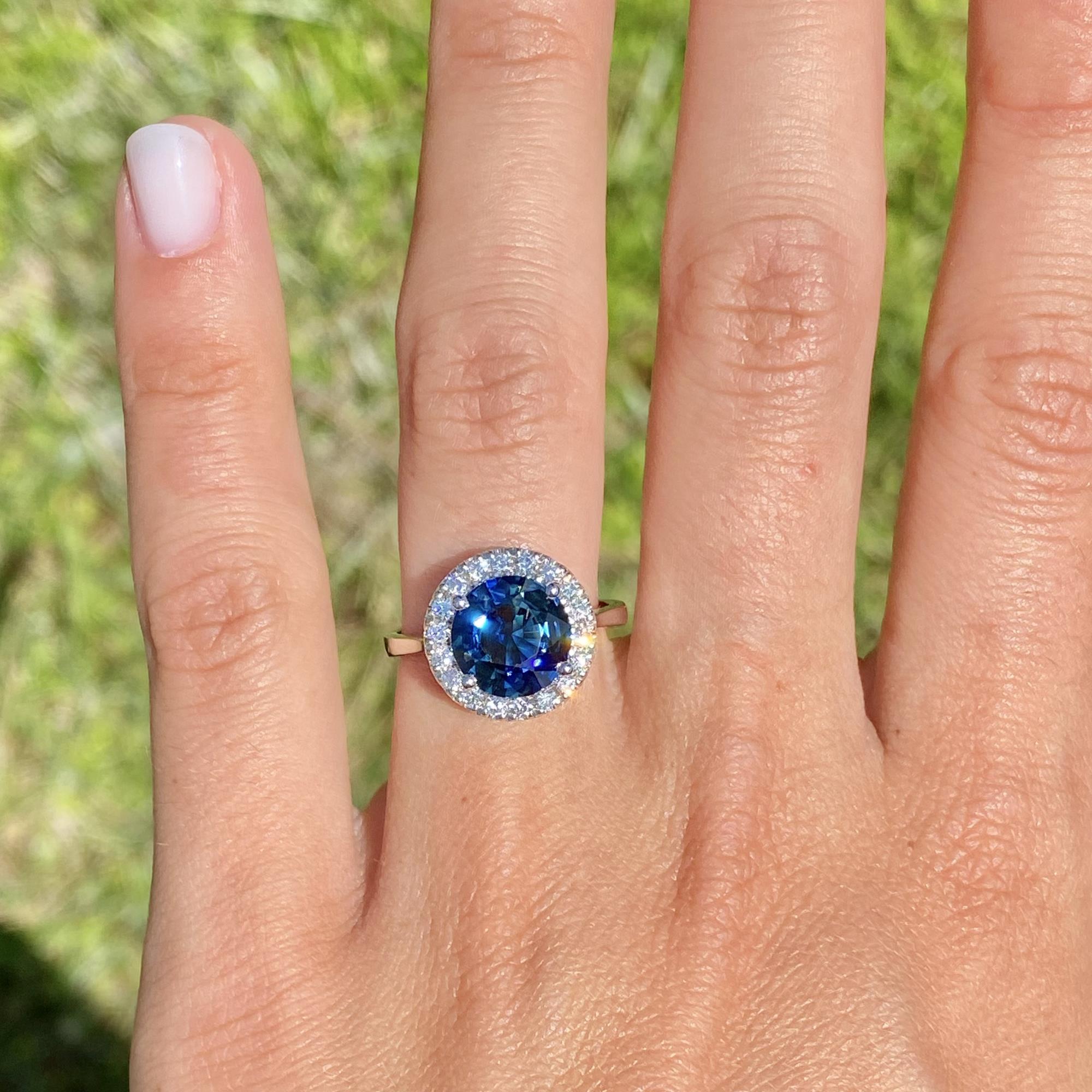 Anello vintage in oro 18kt con zaffiro rotondo ct 3,00 ca. e diamanti ct 0,35 ca.