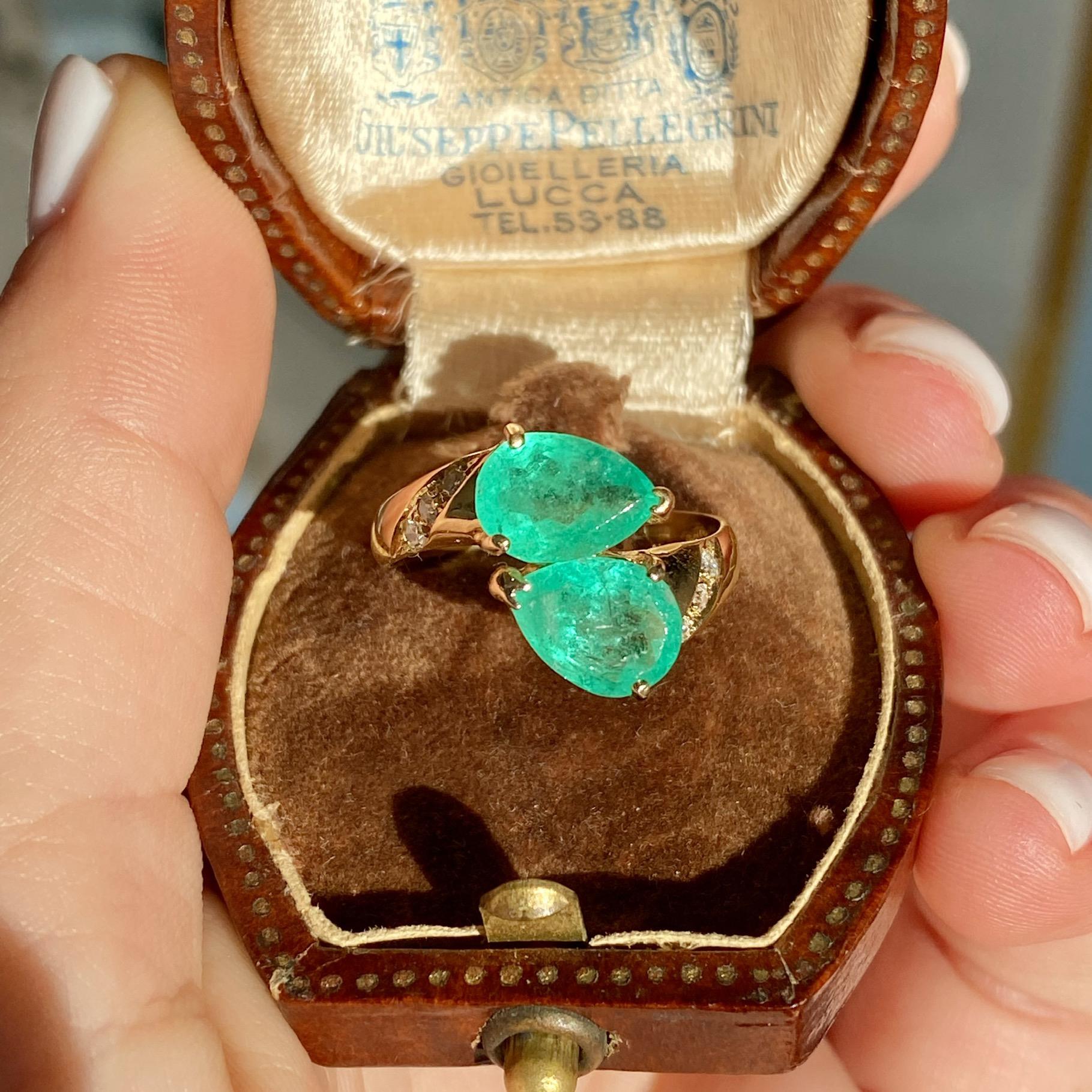 Anello vintage in oro 18kt contrariè con smeraldi taglio goccia ct 2,20 ca. e diamanti ct 0,06