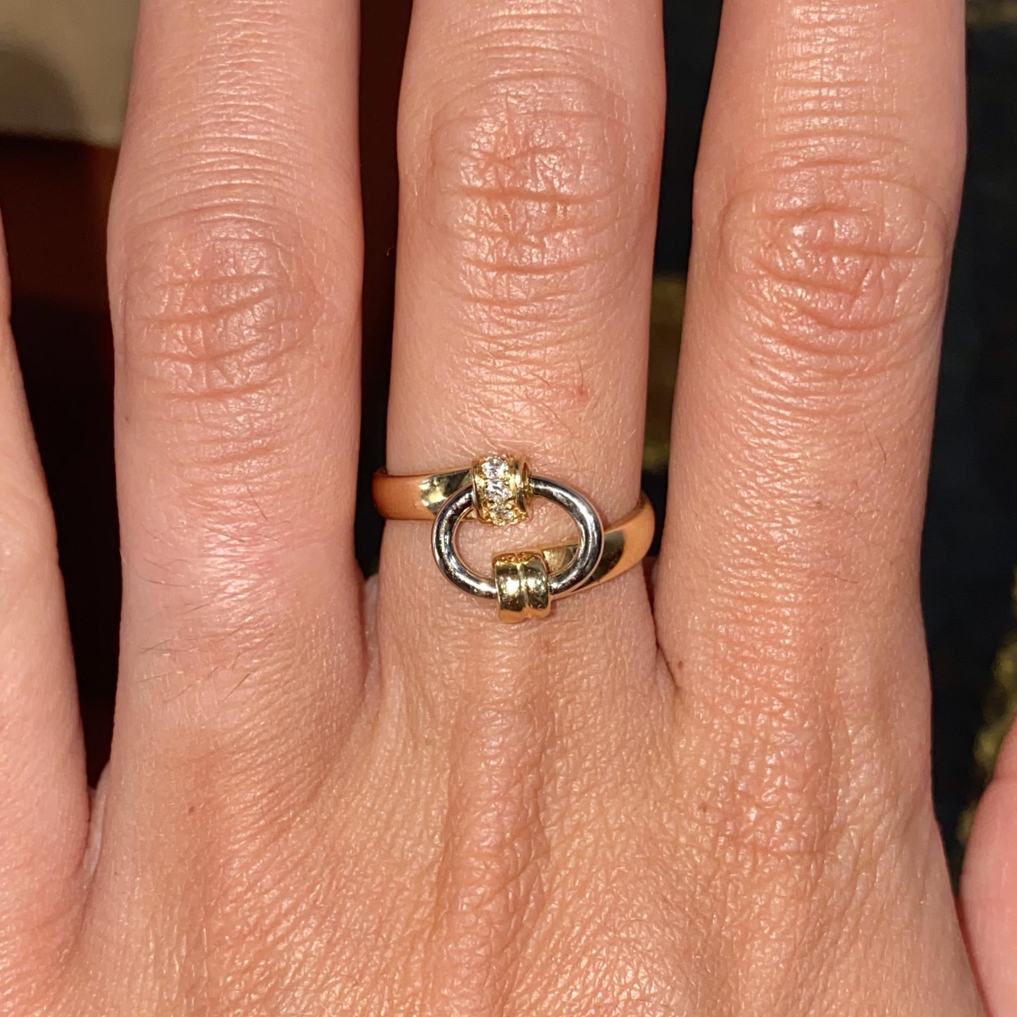 Anello vintage in oro 18kt dettaglio ovale con 4 diamantini per ct 0,04 ca.