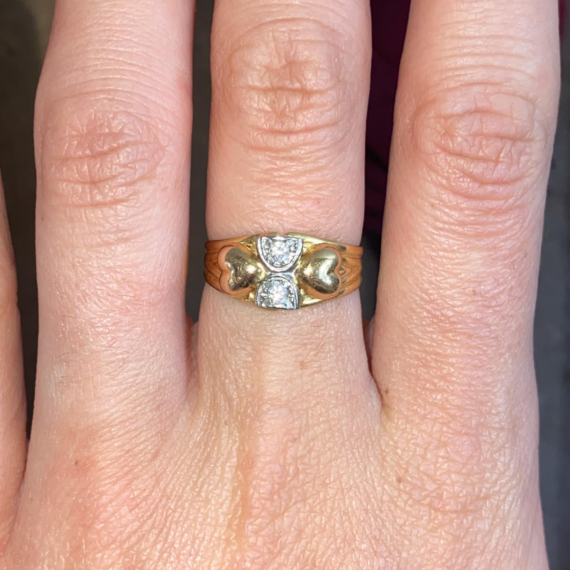 Anello vintage in oro 18kt due cuori con zirconi al centro