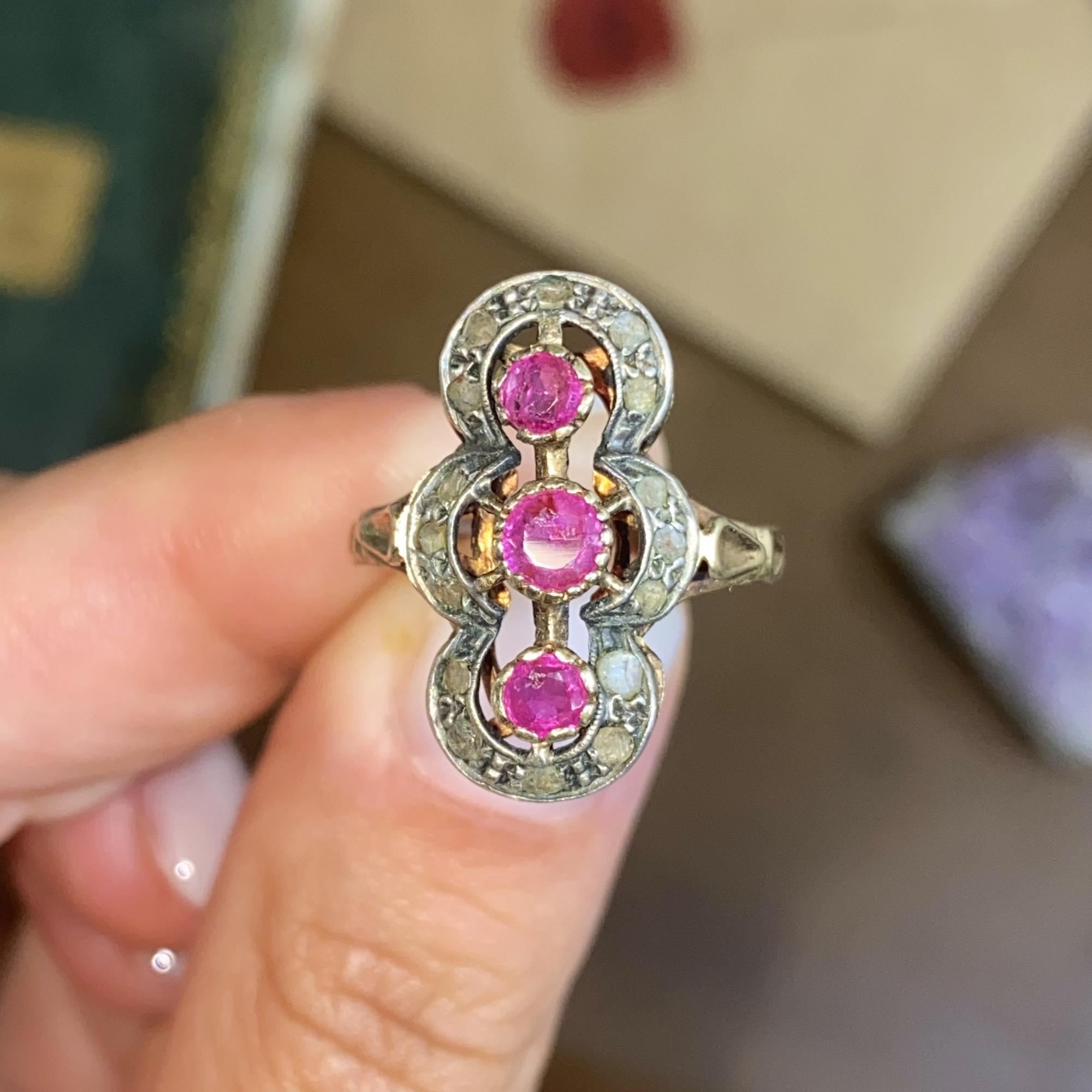 Anello vintage in oro 18kt e argento con rubini ct 0,90 ca. e diamanti taglio antico ct 0,10 ca.