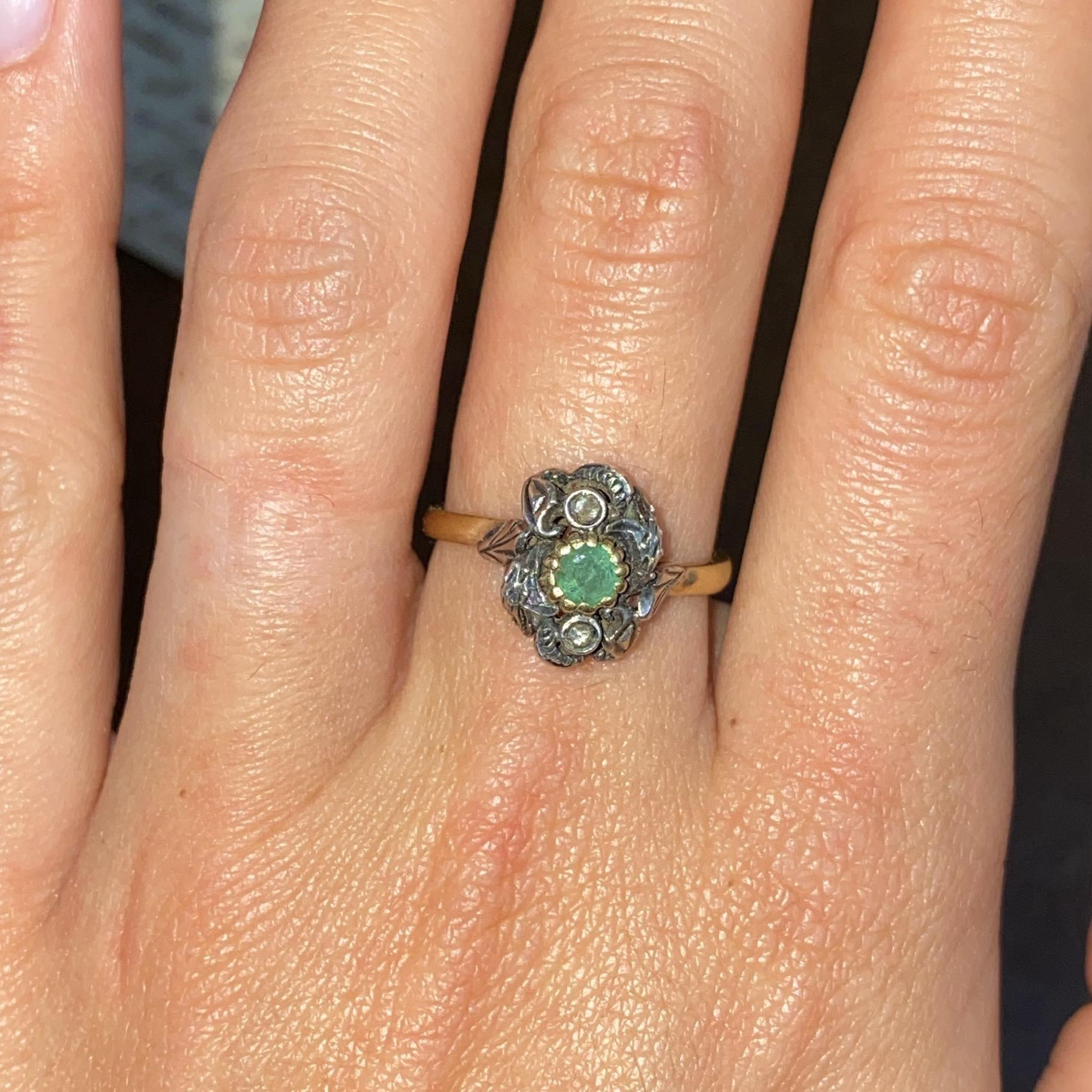 Anello vintage in oro 18kt e argento con smeraldo ct 0,15 ca. e diamanti ct 0,02 ca.