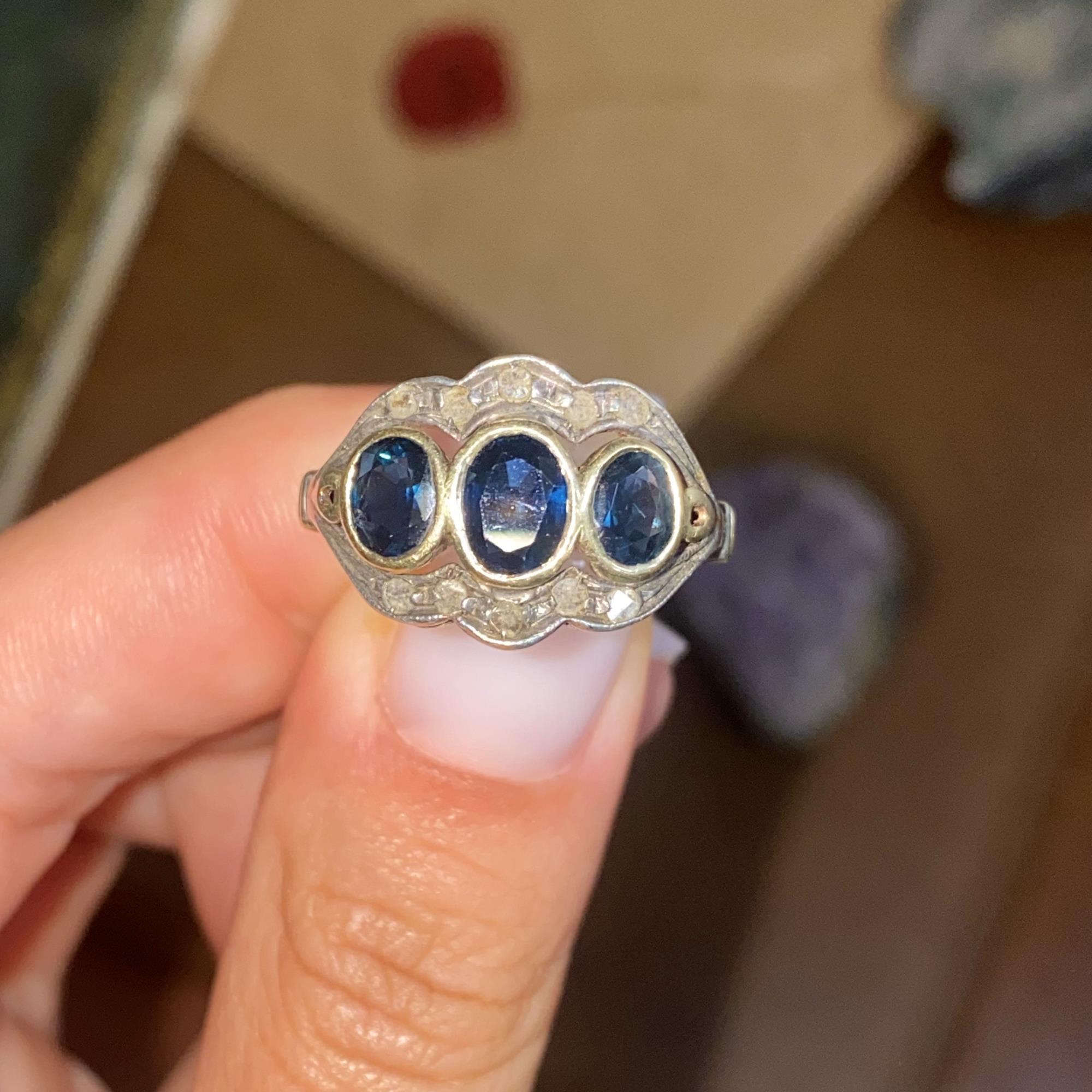 Anello vintage in oro 18kt e argento con tre zaffiri ct 2,10 ca. e diamanti taglio antico ct 0,10 ca.