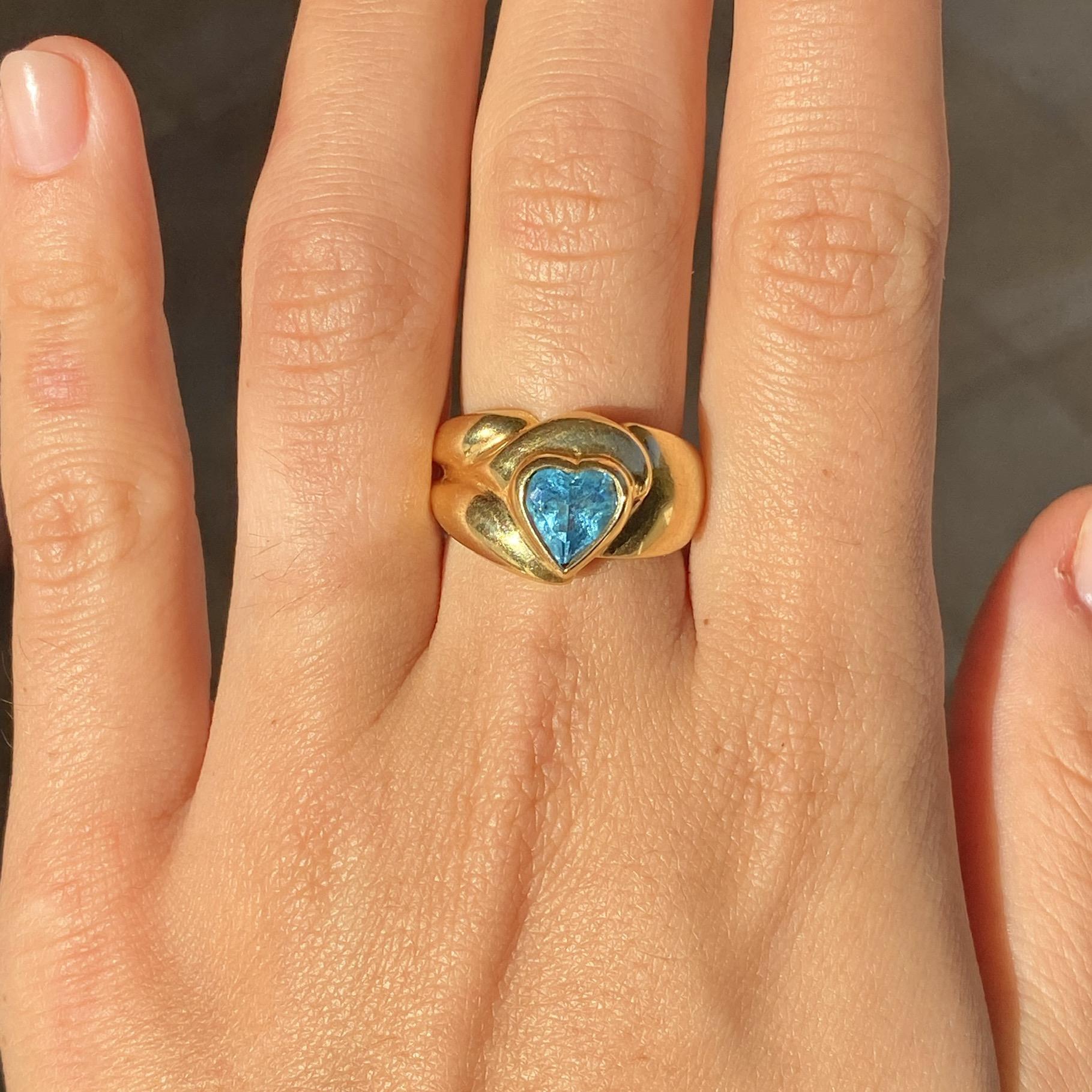 Anello vintage in oro 18kt fascia con topazio azzurro di taglio cuore