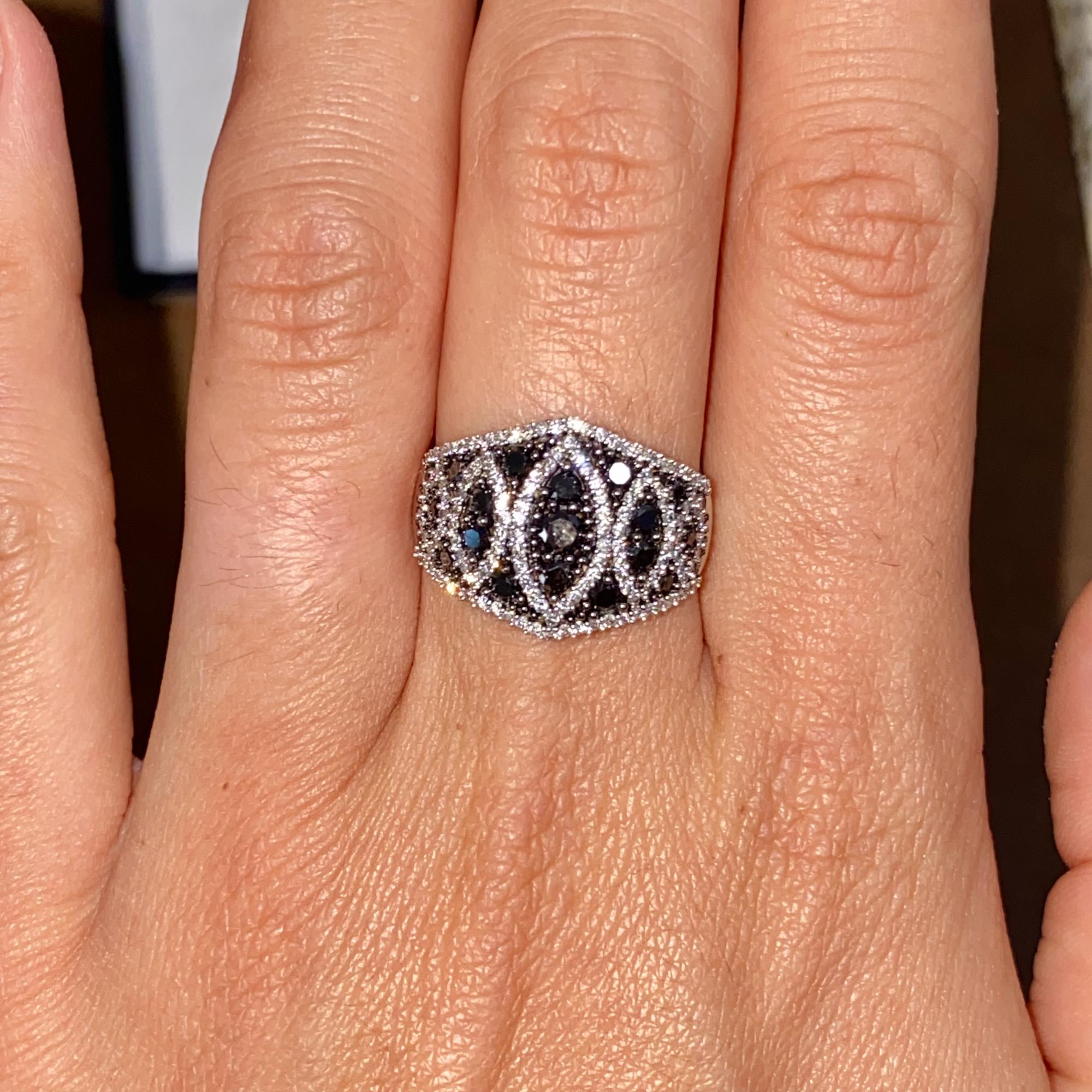 Anello vintage in oro 18kt fascia tempestata da diamanti bianchi e neri per ct 1,10 ca.