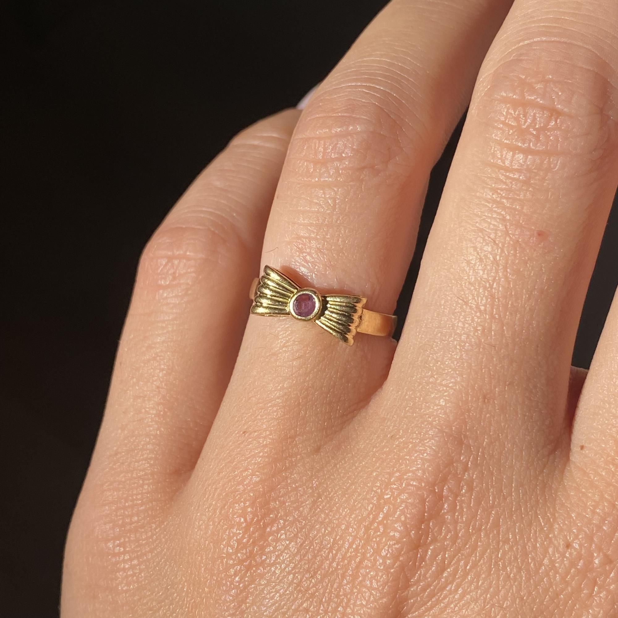 Anello vintage in oro 18kt fiocco con rubino ct 0,10 ca.