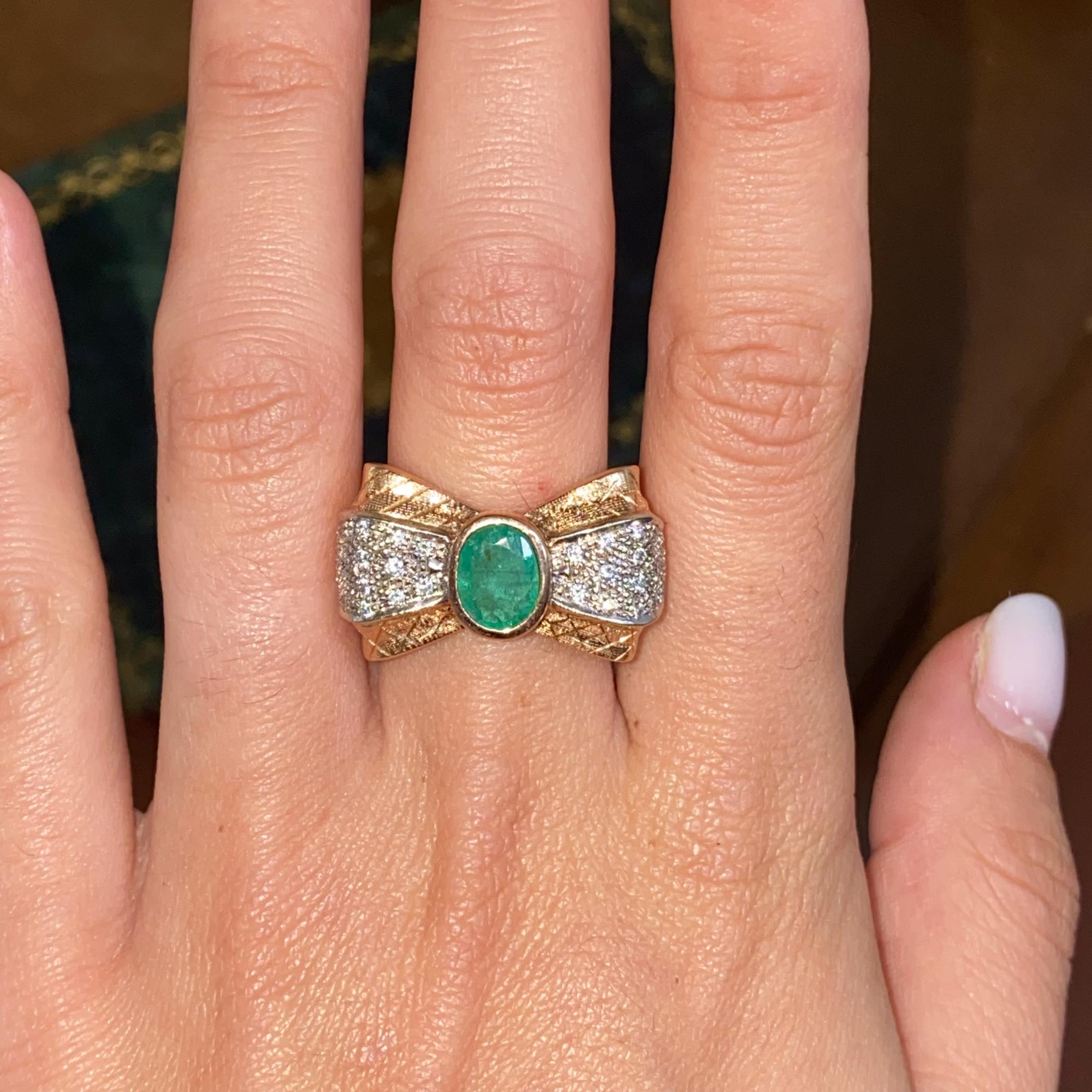 Anello vintage in oro 18kt fiocco con smeraldo ct 1,20 ca. diamanti ct 0,30 ca e decorazioni floreali
