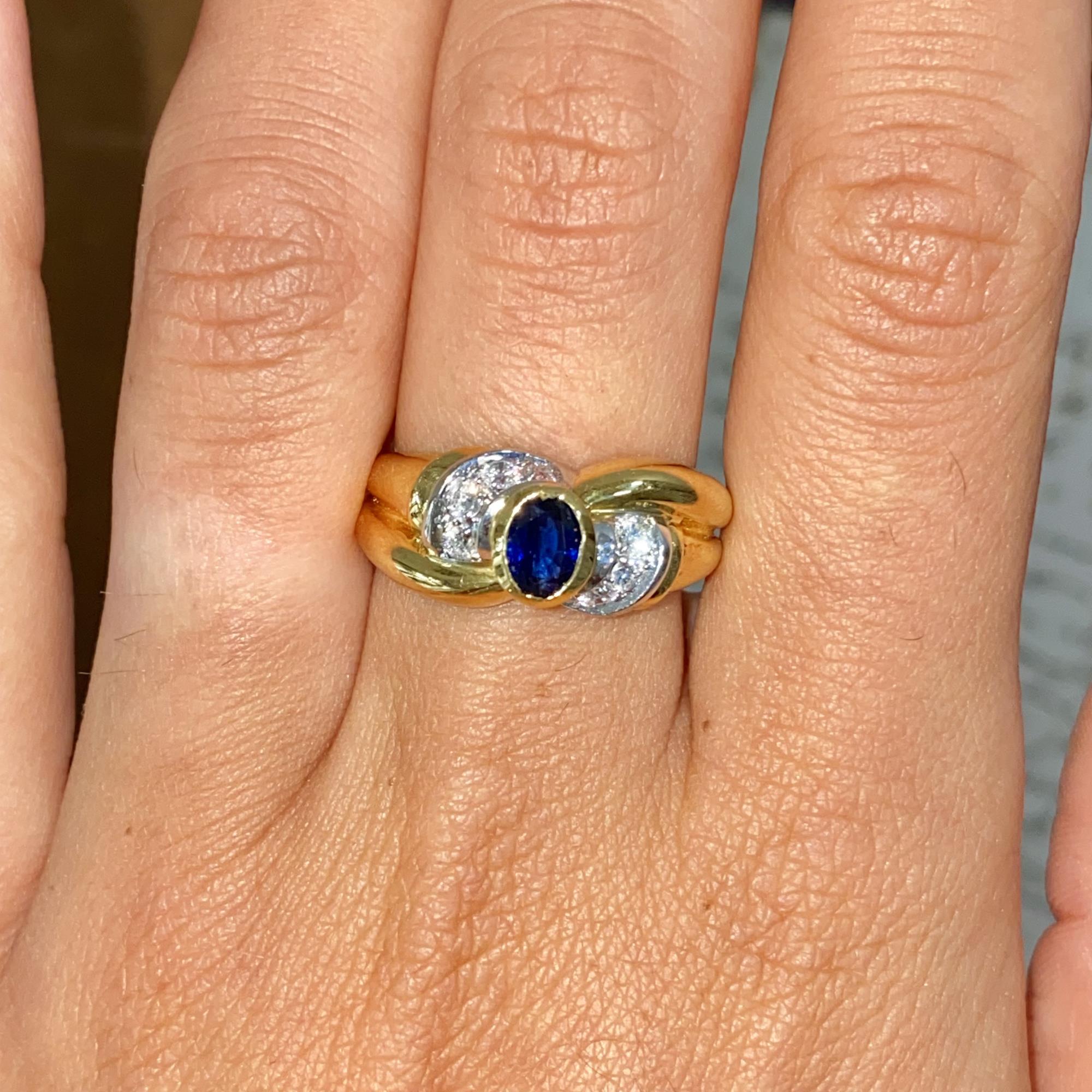 Anello vintage in oro 18kt fiocco con zaffiro ct 0,60 ca. e diamanti ct 0,30 ca.