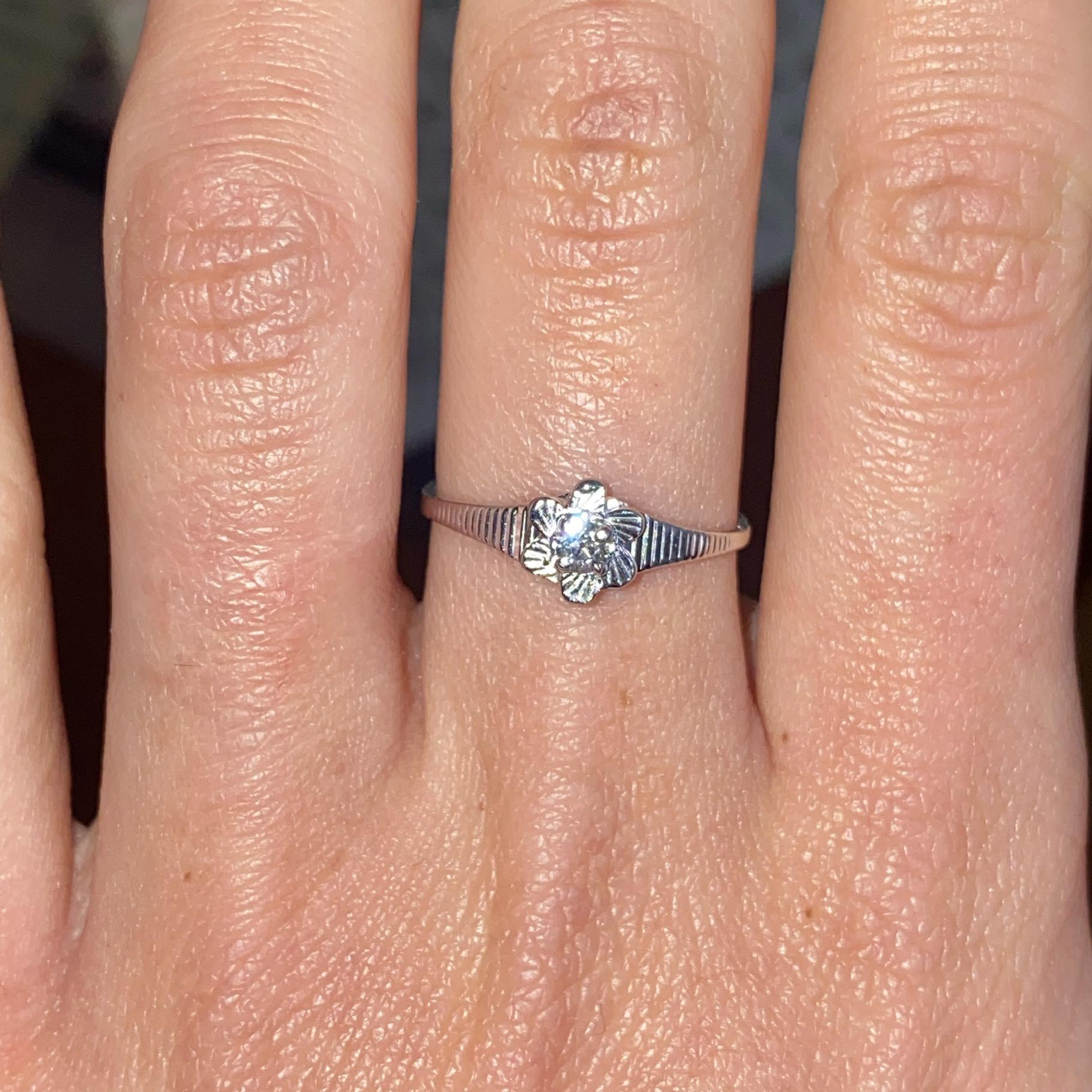 Anello vintage in oro 18kt fiore con diamante ct 0,06 ca.