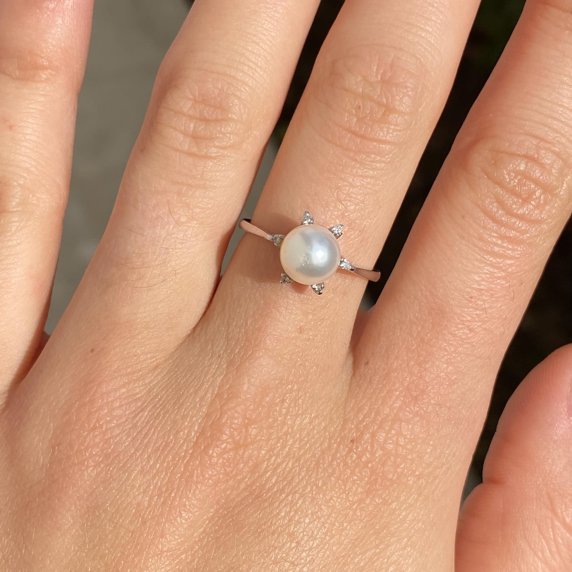 Vintage 18kt gold flower ring with pearl and diamonds totaling approx. 0.06 ct.