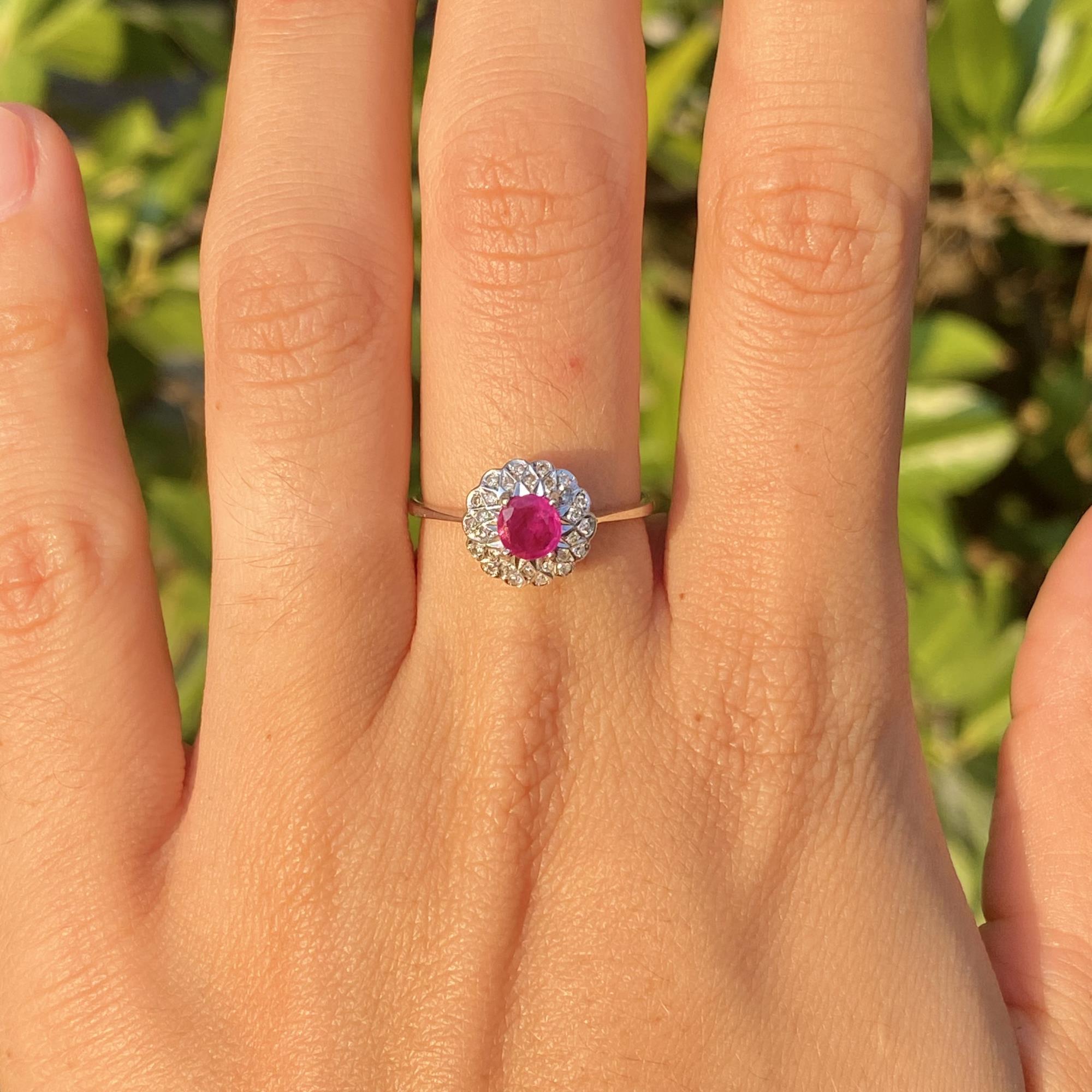 Anello vintage in oro 18kt fiore con rubino ct 0,30 ca. e diamanti ct 0,15 ca.