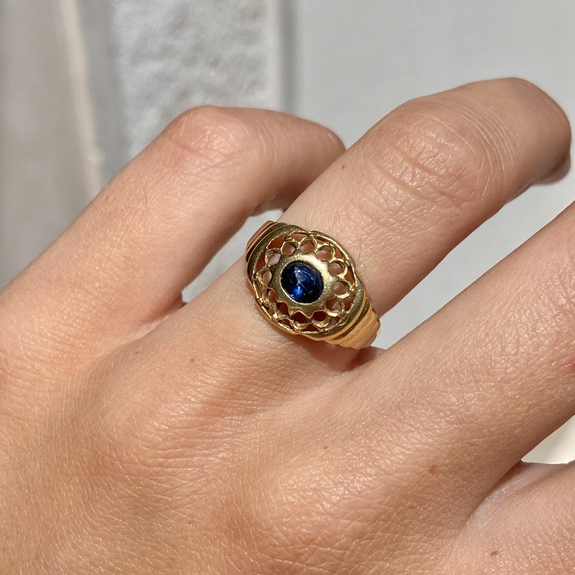 Anello vintage in oro 18kt fiore con zaffiro centrale ct 0,30 ca.