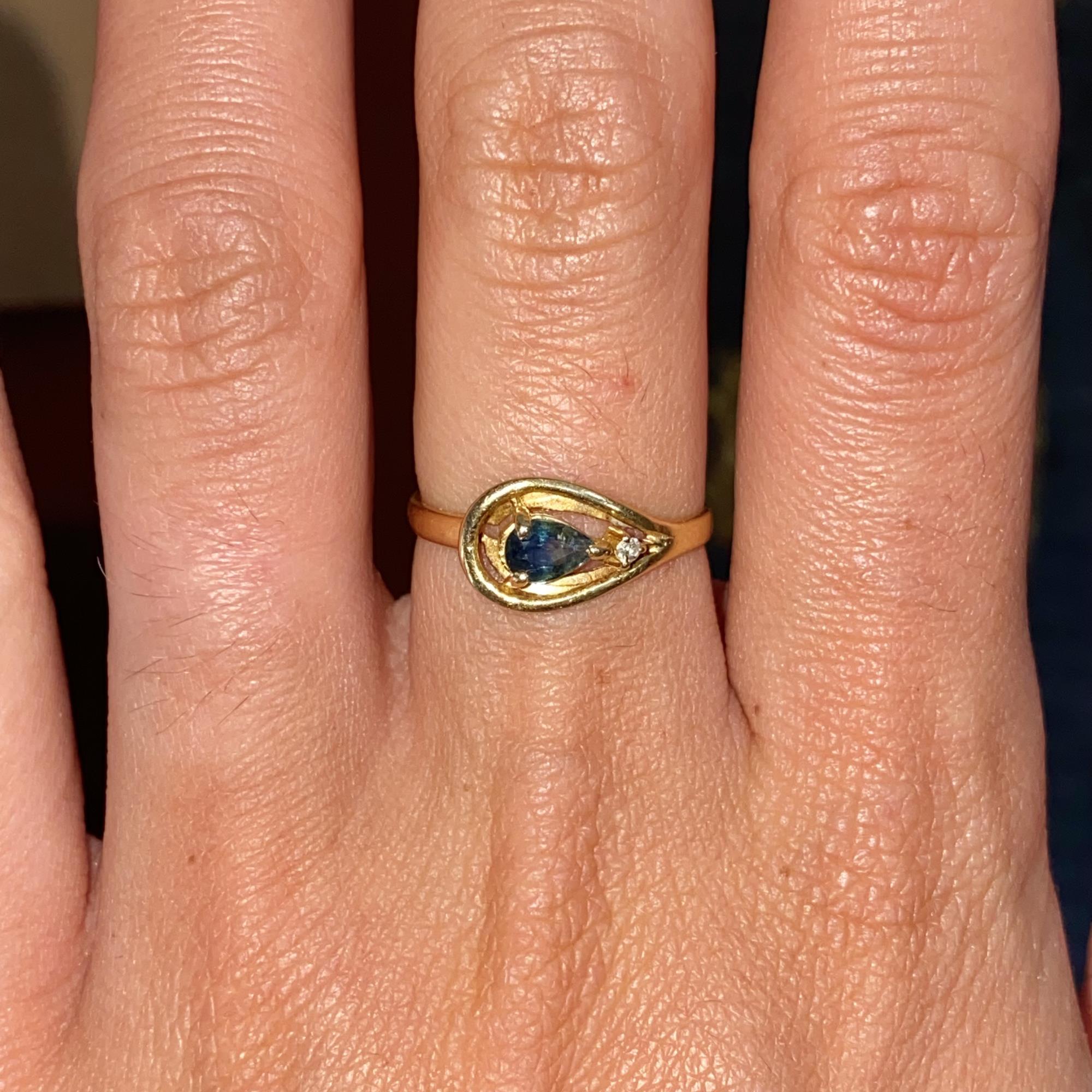 Anello vintage in oro 18kt goccia di zaffiro ct 0,30 ca. e diamante ct 0,01 ca.