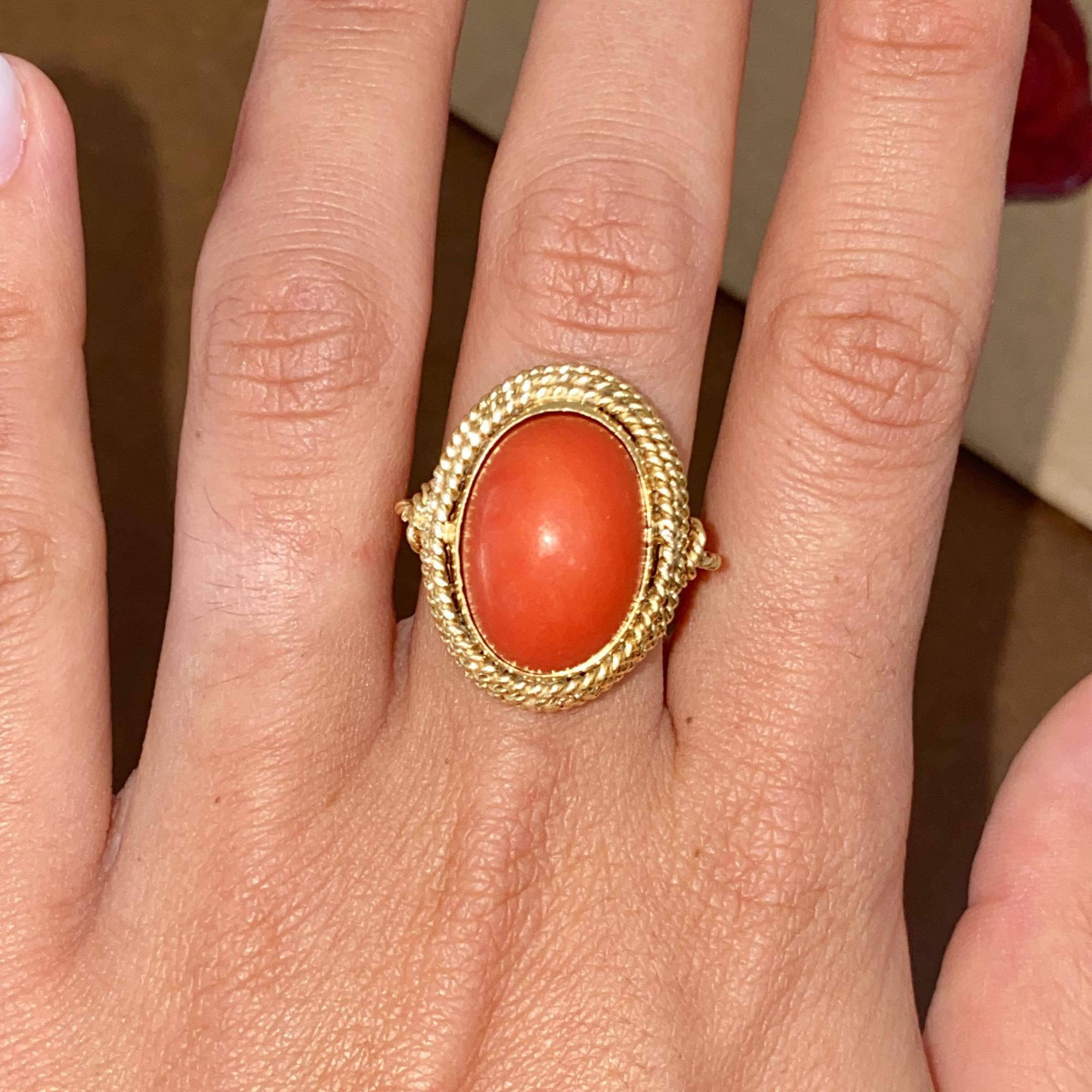Anello vintage in oro 18kt intrecciato con grande corallo rosso naturale