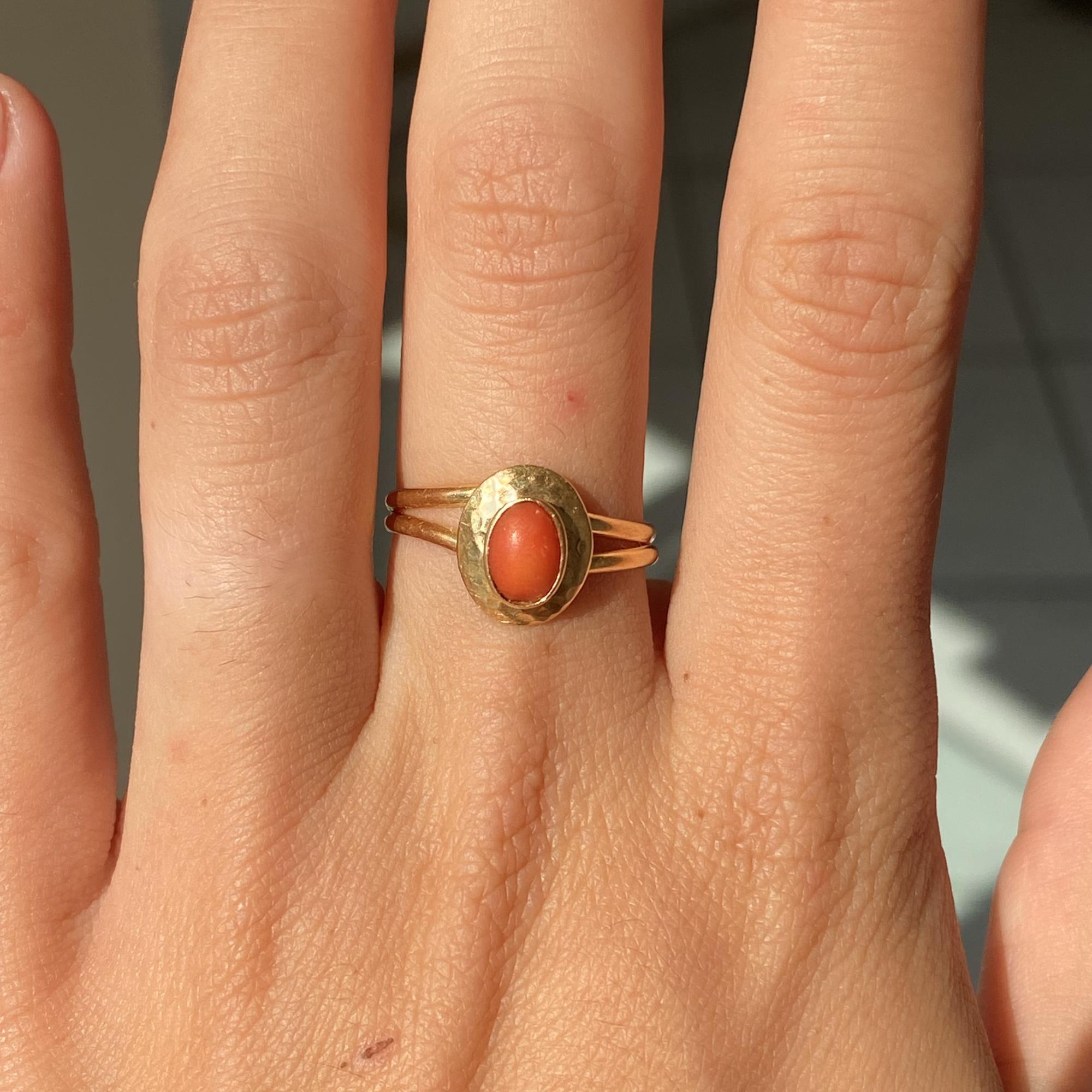 Anello vintage in oro 18kt lavorazione martellata e corallo naturale