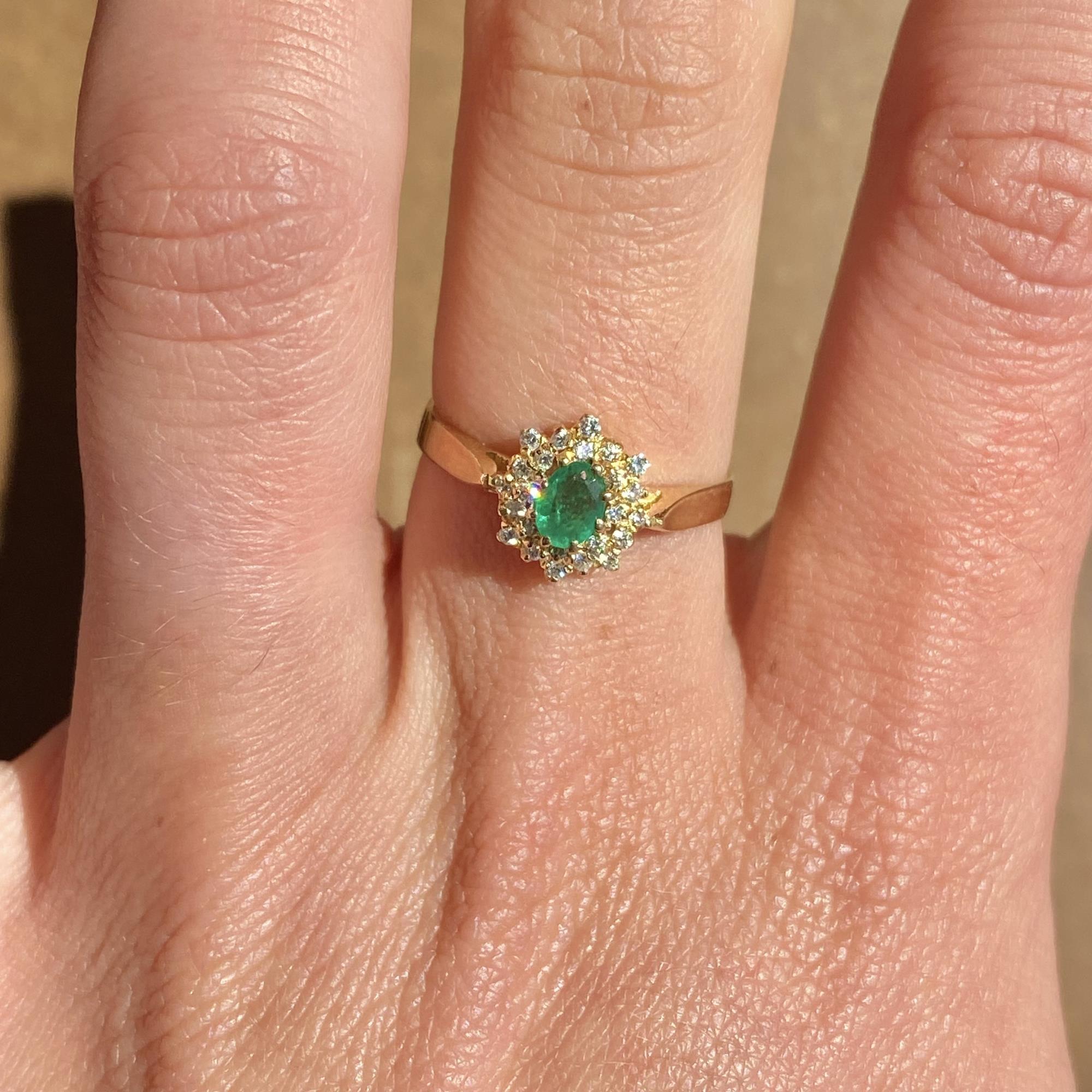 Anello vintage in oro 18kt margherita con smeraldo ct 0,30 ca. e diamanti ct 0,15 ca.