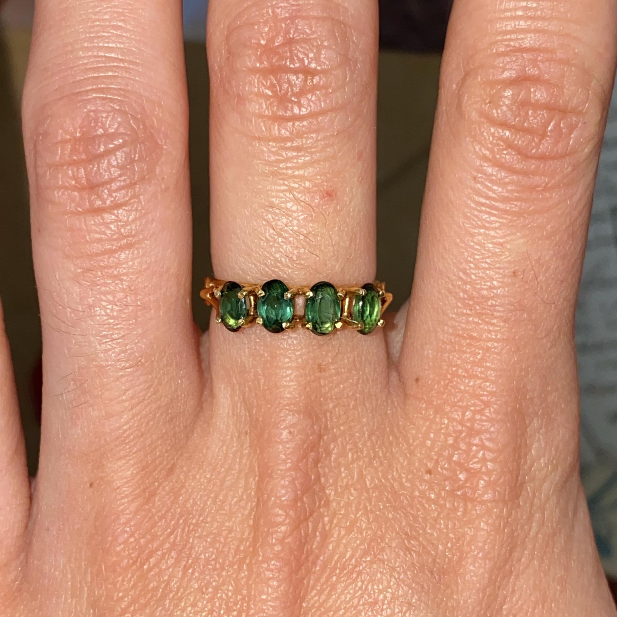 Anello vintage in oro 18kt rivière con peridoto ct 2,00 ca