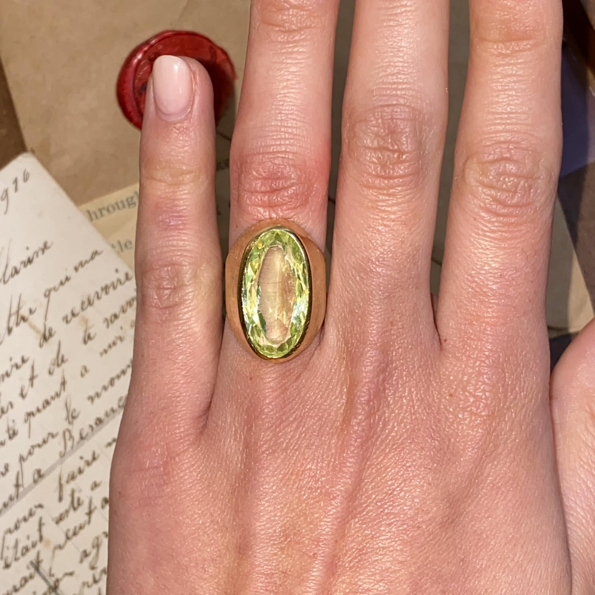 Anello vintage in oro 18kt satinato con peridoto ct 8,00 ca.