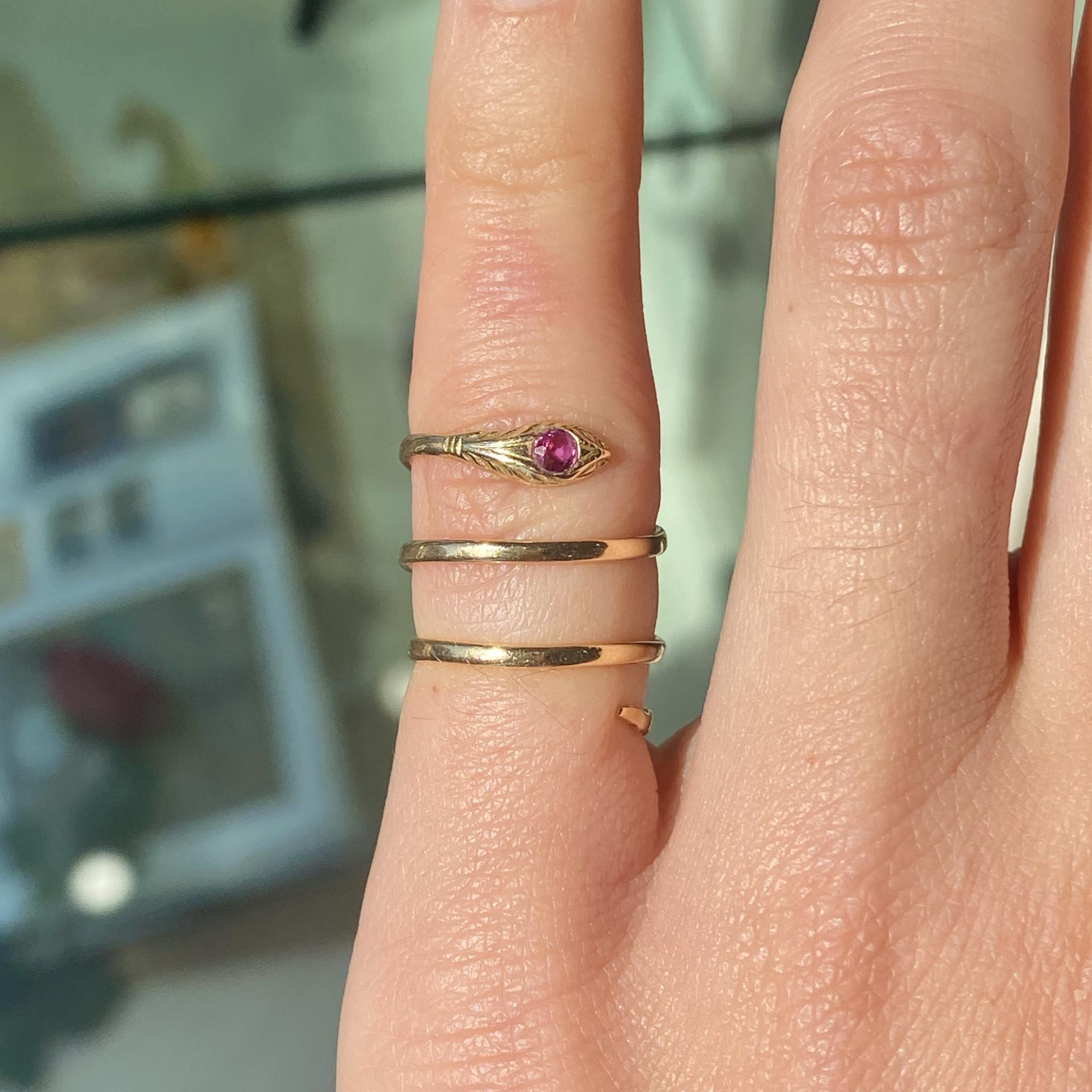 Anello vintage in oro 18kt serpentino con rubino naturale ct 0,10 ca.
