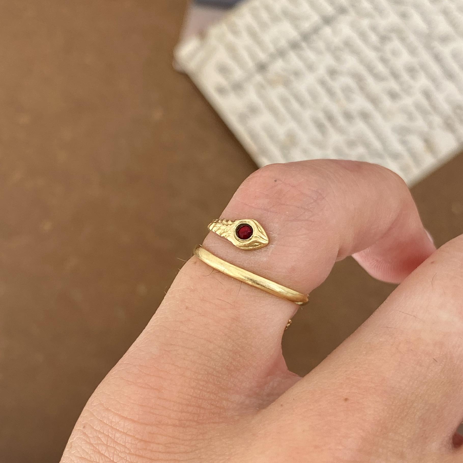 Anello vintage in oro 18kt serpentino con rubino sintetico