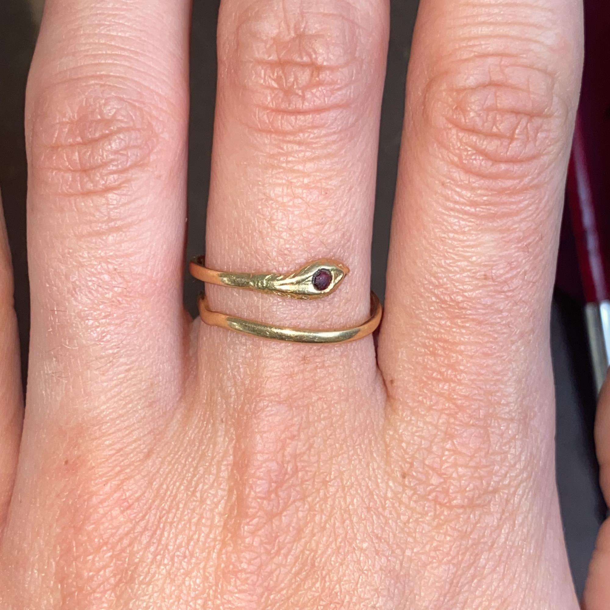 Anello vintage in oro 18kt serpentino con rubino sintetico