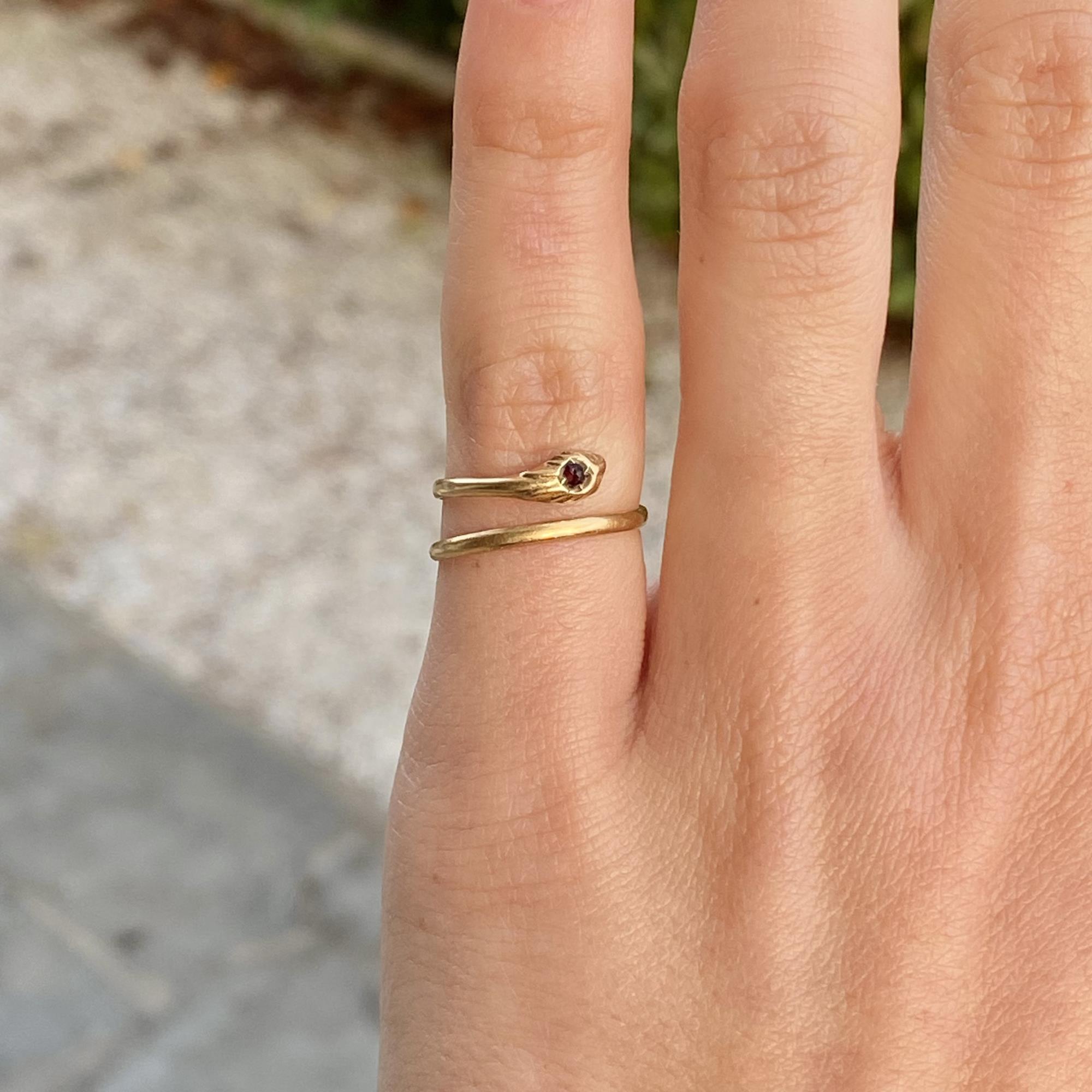 Anello vintage in oro 18kt serpentino con rubino sintetico