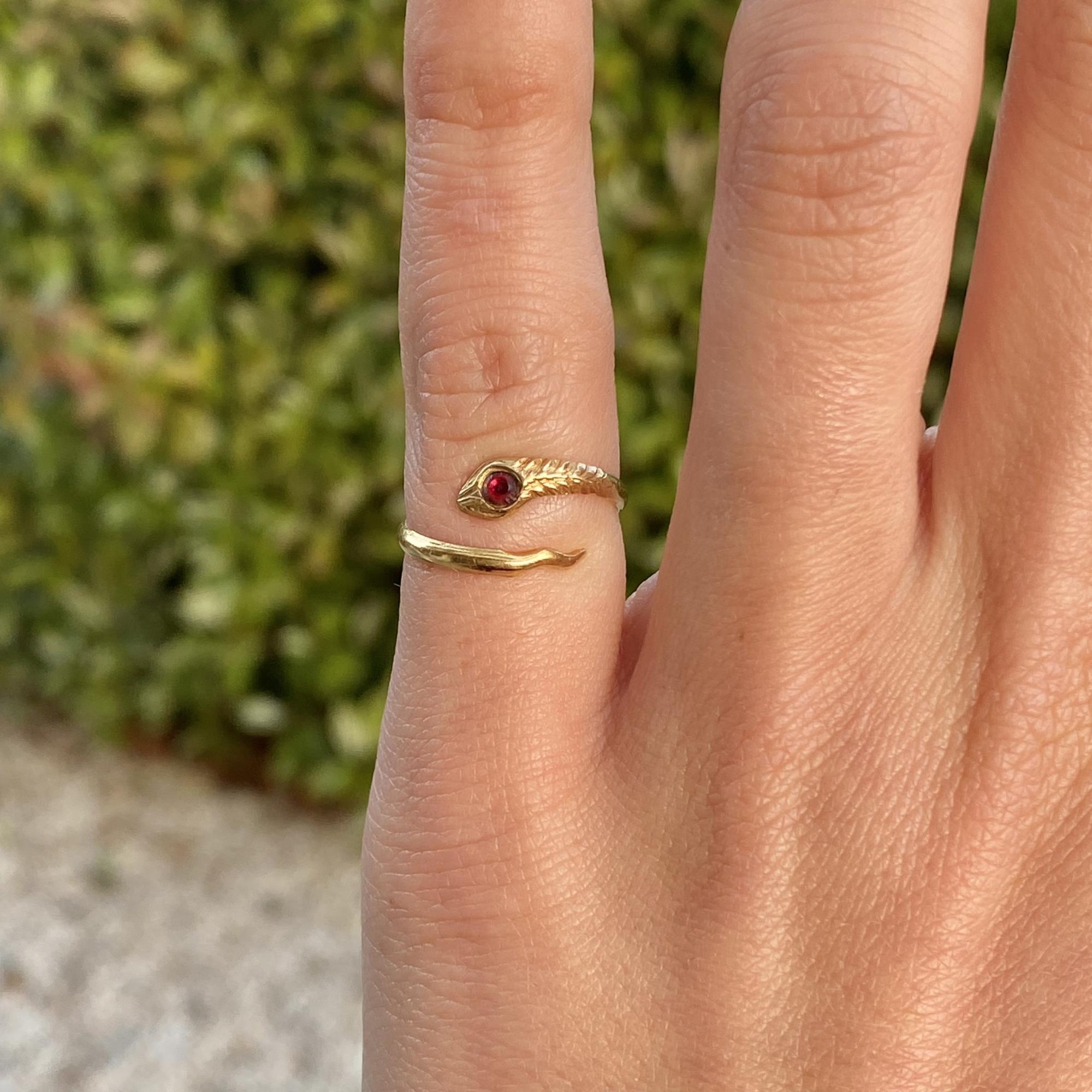 Anello vintage in oro 18kt serpentino con rubino sintetico