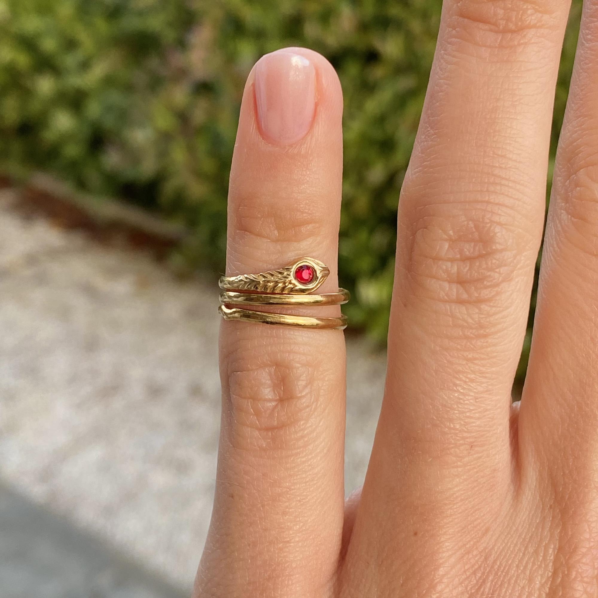 Anello vintage in oro 18kt serpentino con rubino sintetico