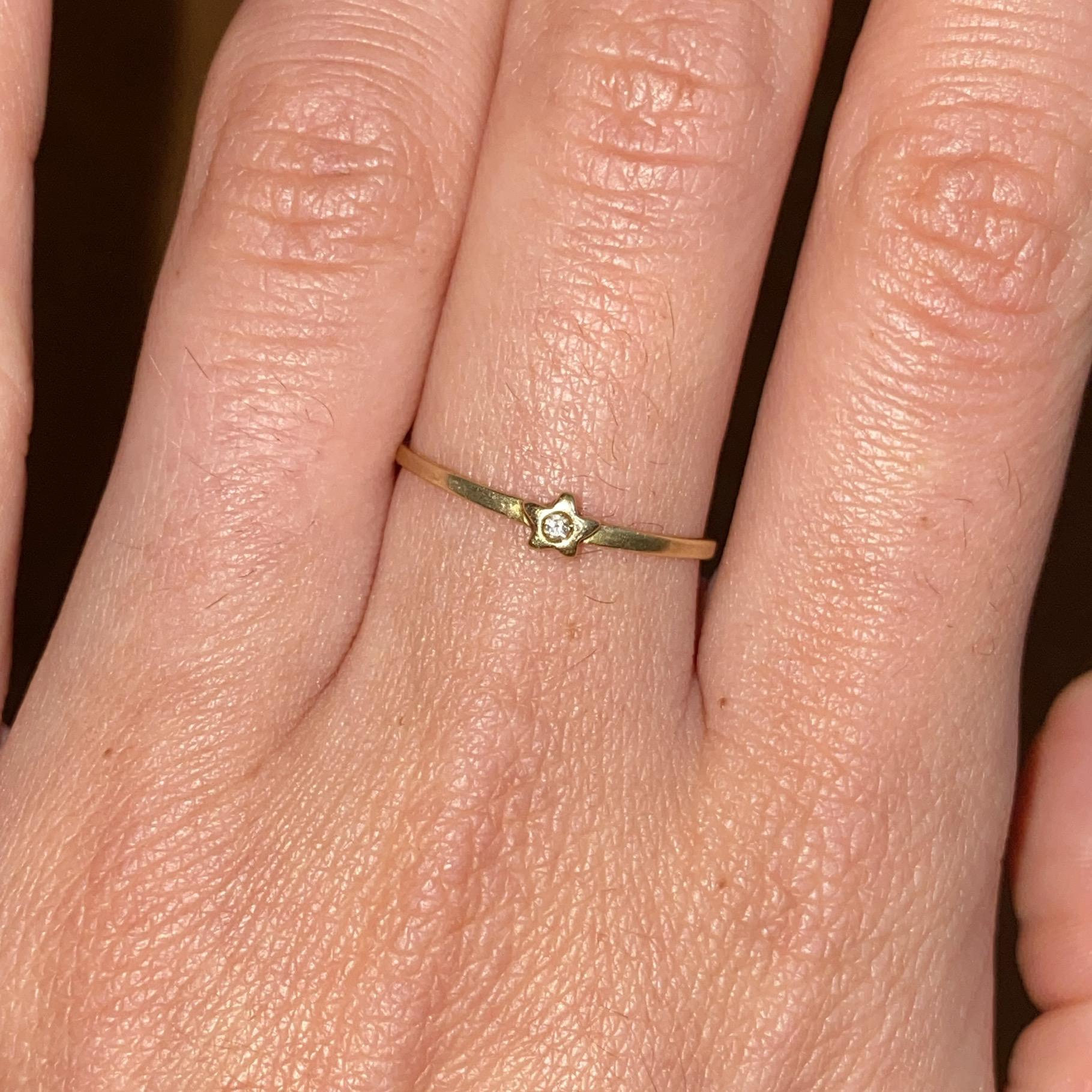 Anello vintage in oro 18kt stellina con diamante ct 0,01 ca.