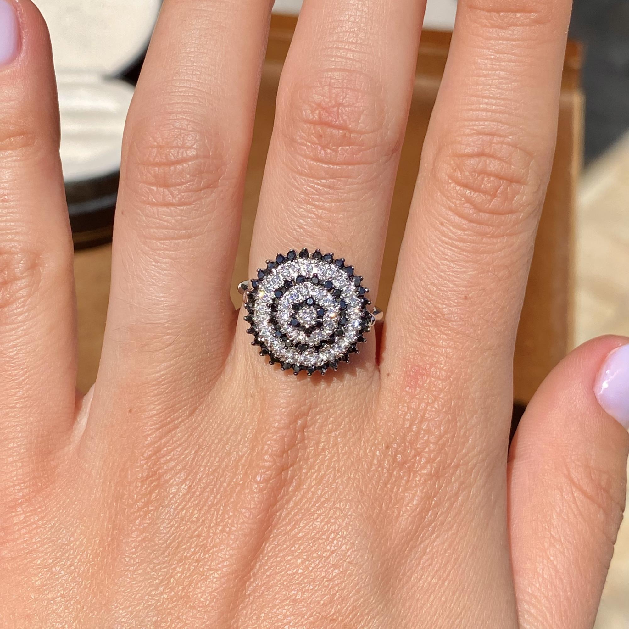 Anello vintage in oro 18kt toppa con diamanti bianchi e diamanti neti ct 0,80 ca.