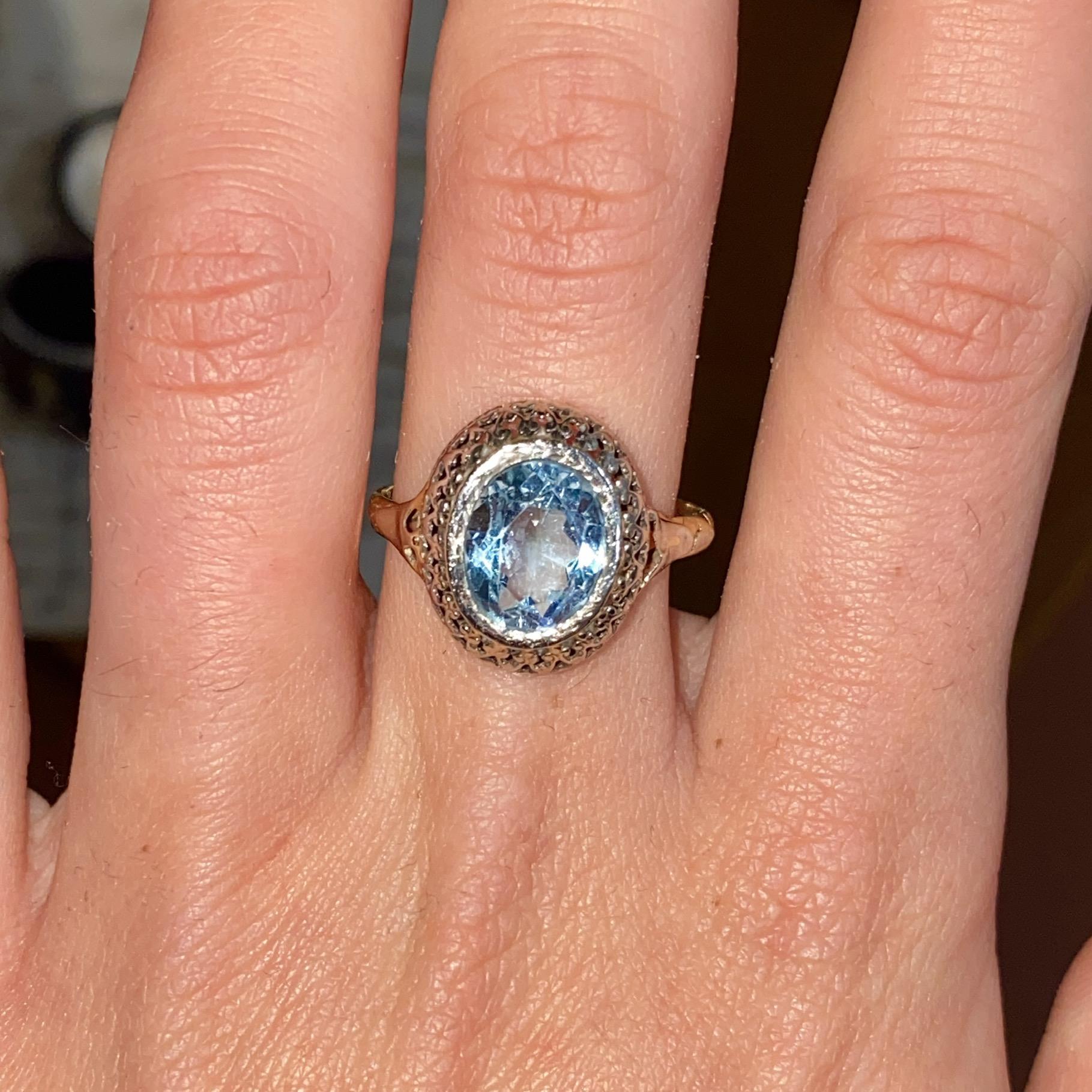 Anello vintage in oro 9kt con decorazioni a traforo e topazio azzurro ct 3,00 ca.