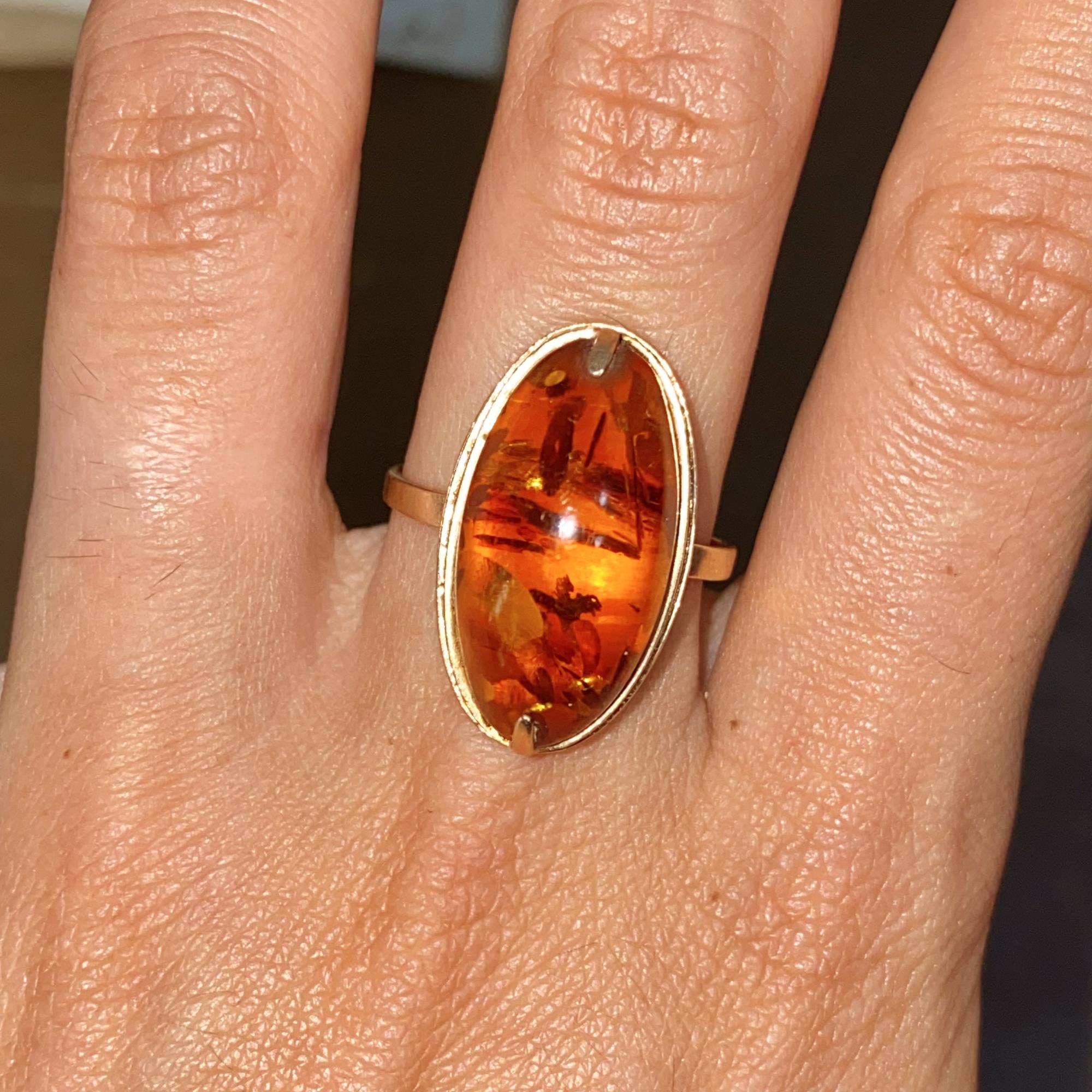 Anello vintage in oro 9kt con grande ambra naturale