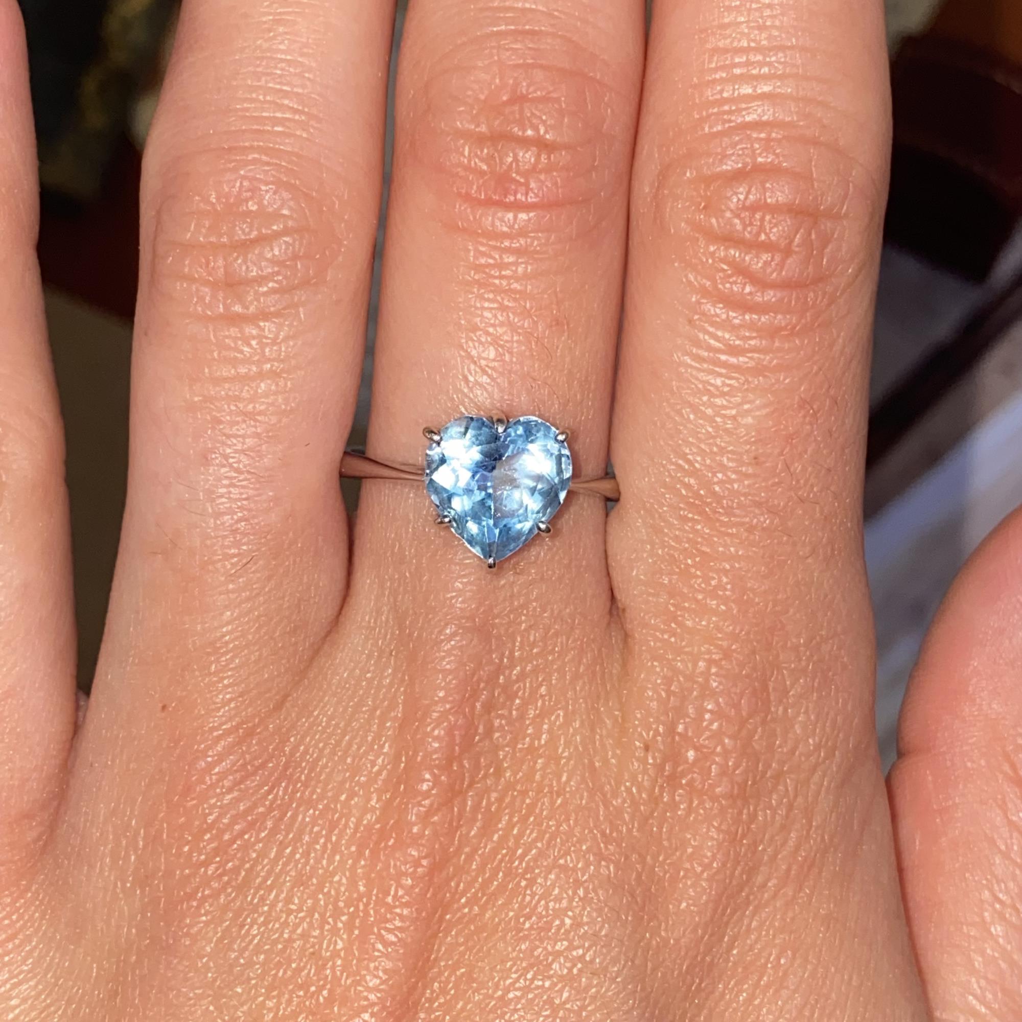 Anello vintage in oro bianco 18kt con topazio azzurro di taglio cuore