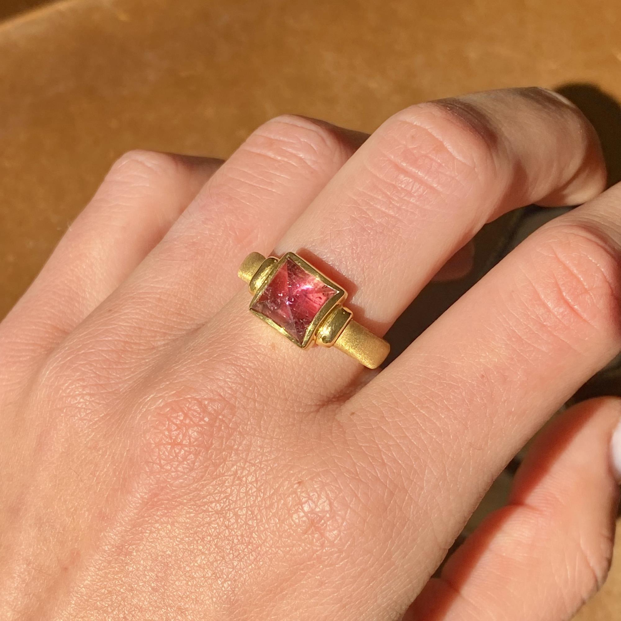 Vintage ring in 18kt satin-finished gold with a pyramidal tourmaline of approx. 2.20 ct.
