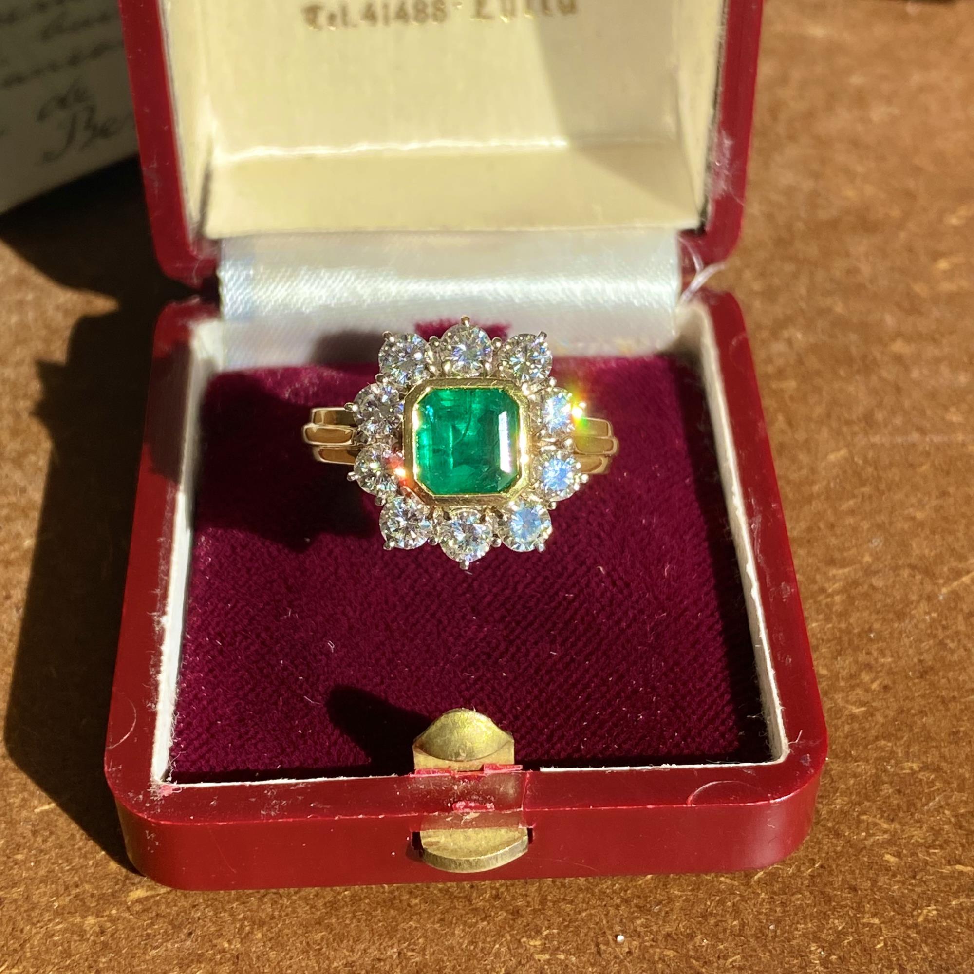 Anello vintage margherita in oro 18kt con smeraldo ct 1,25 ca. e diamanti ct 1,35 ca.