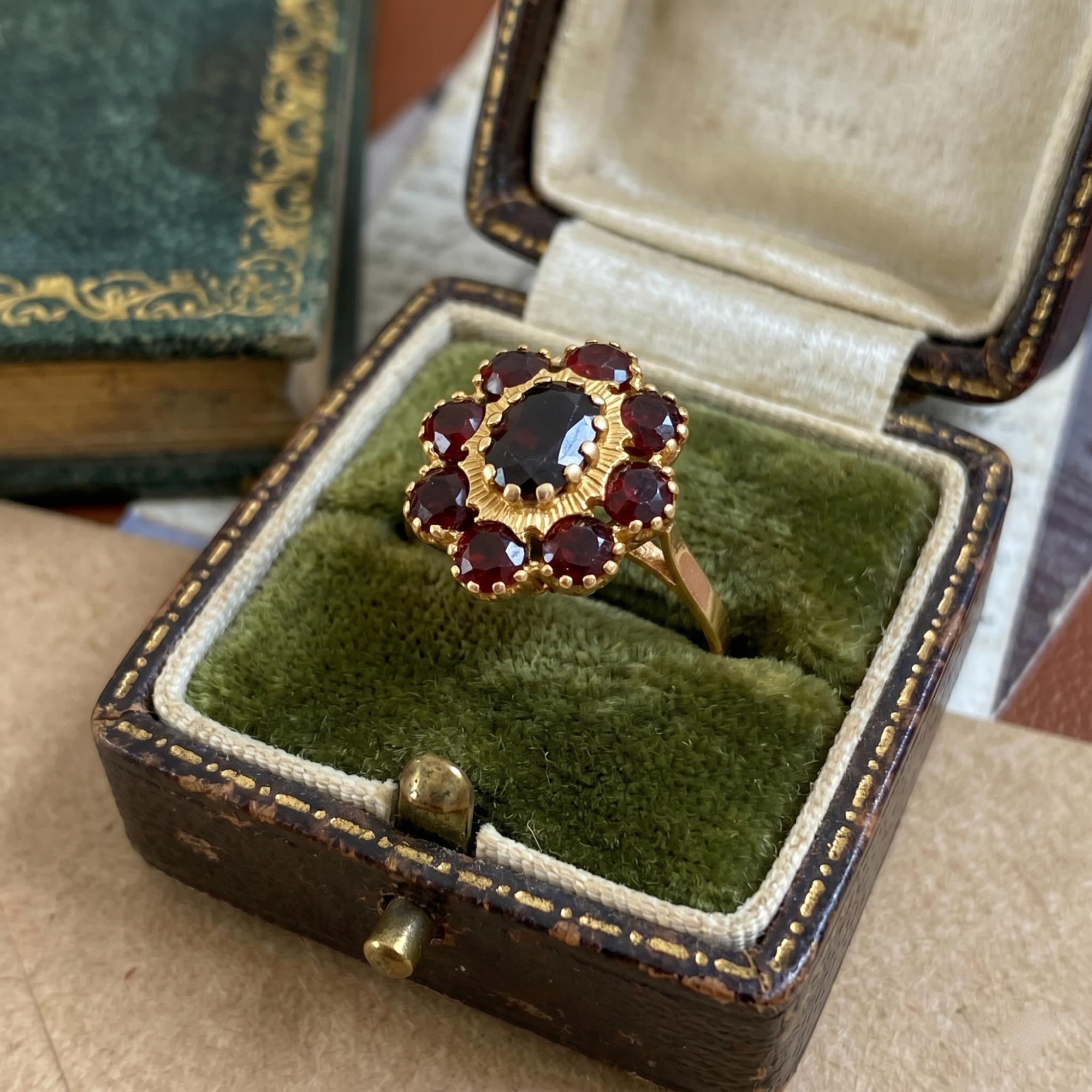 Anello vintage margherita in oro 18kt con granati