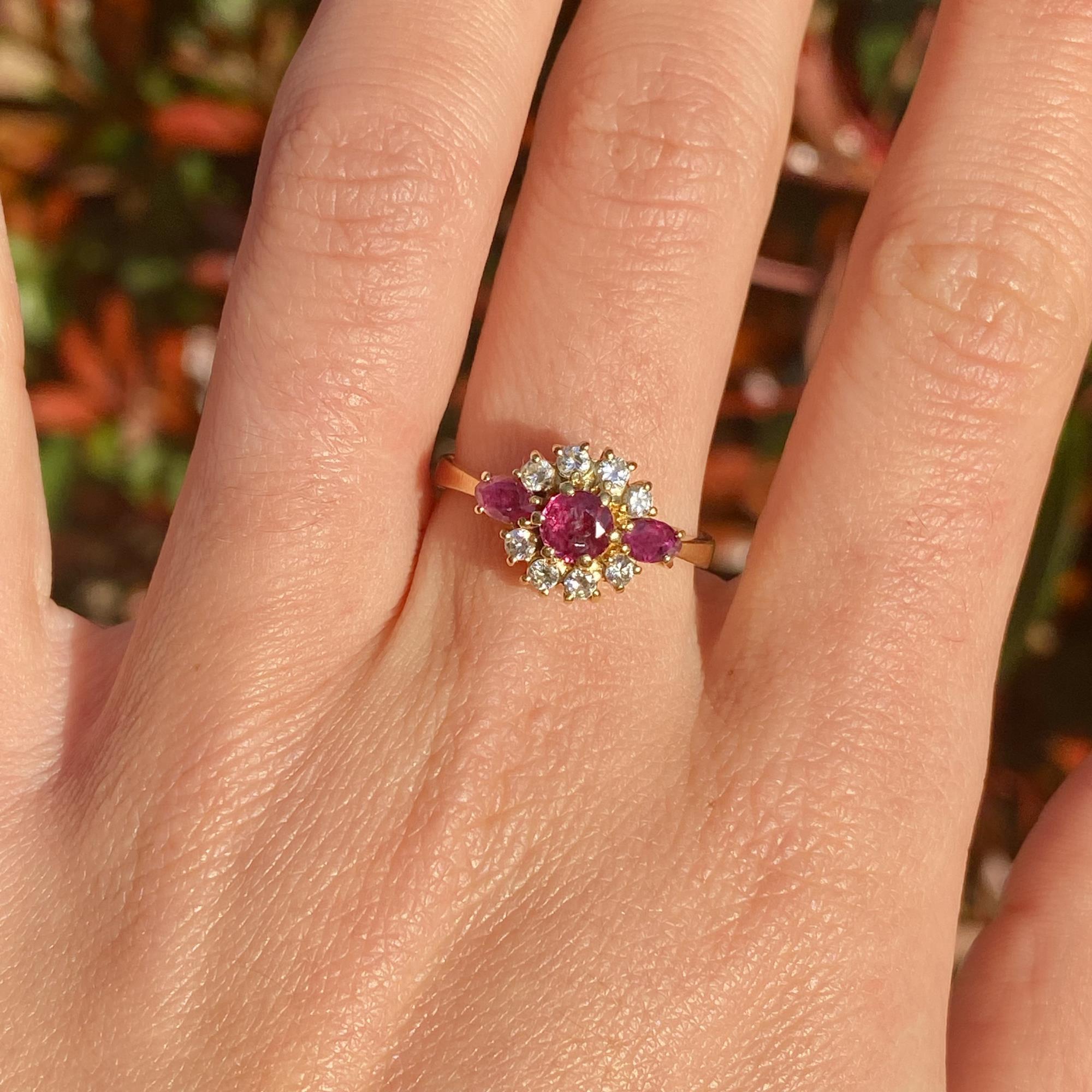 Vintage daisy ring in 18kt gold with rubies of approx. 0.70 ct and diamonds of approx. 0.20 ct.