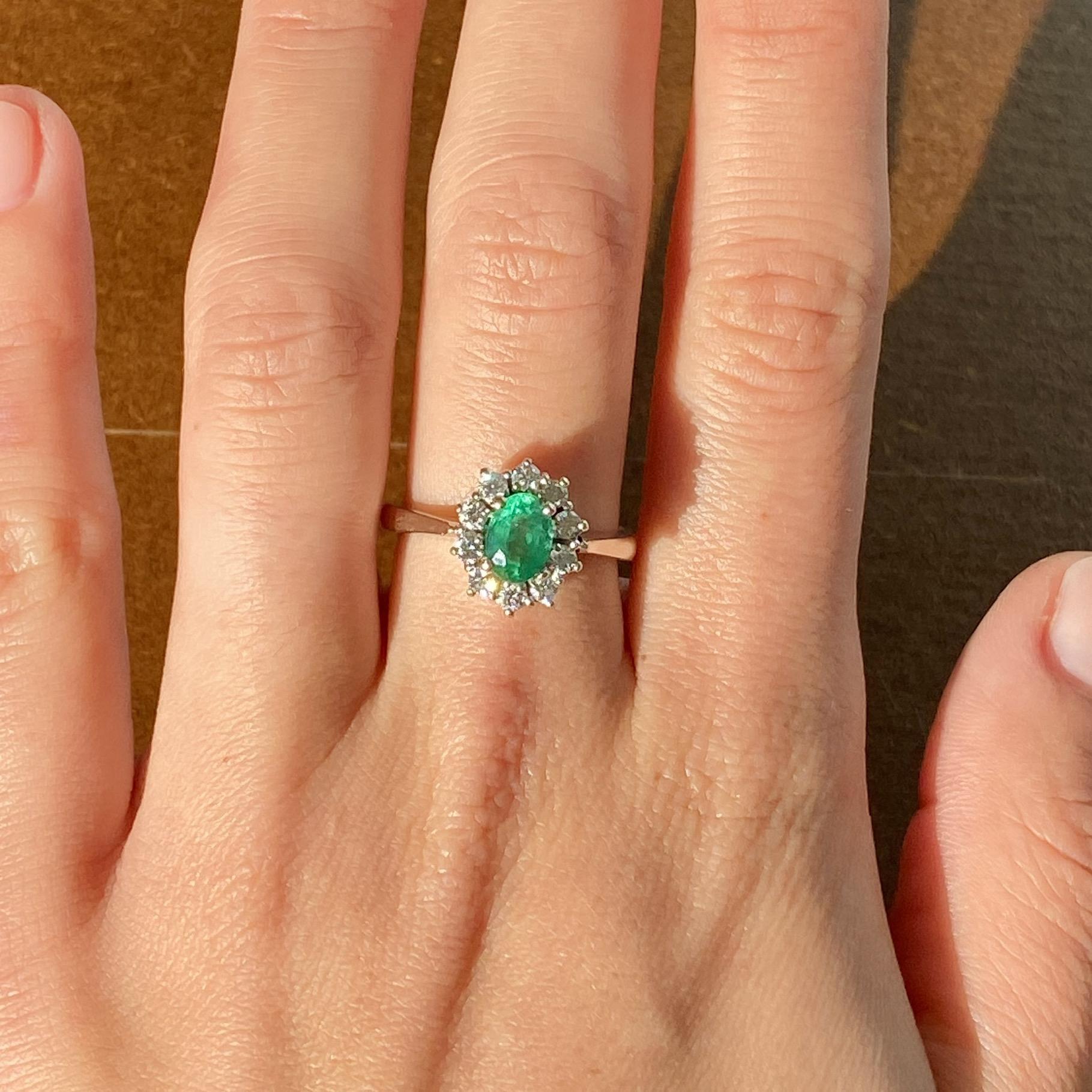 Anello vintage margherita in oro 18kt con smeraldo ct 0,60 ca. e diamanti ct 0,30 ca.