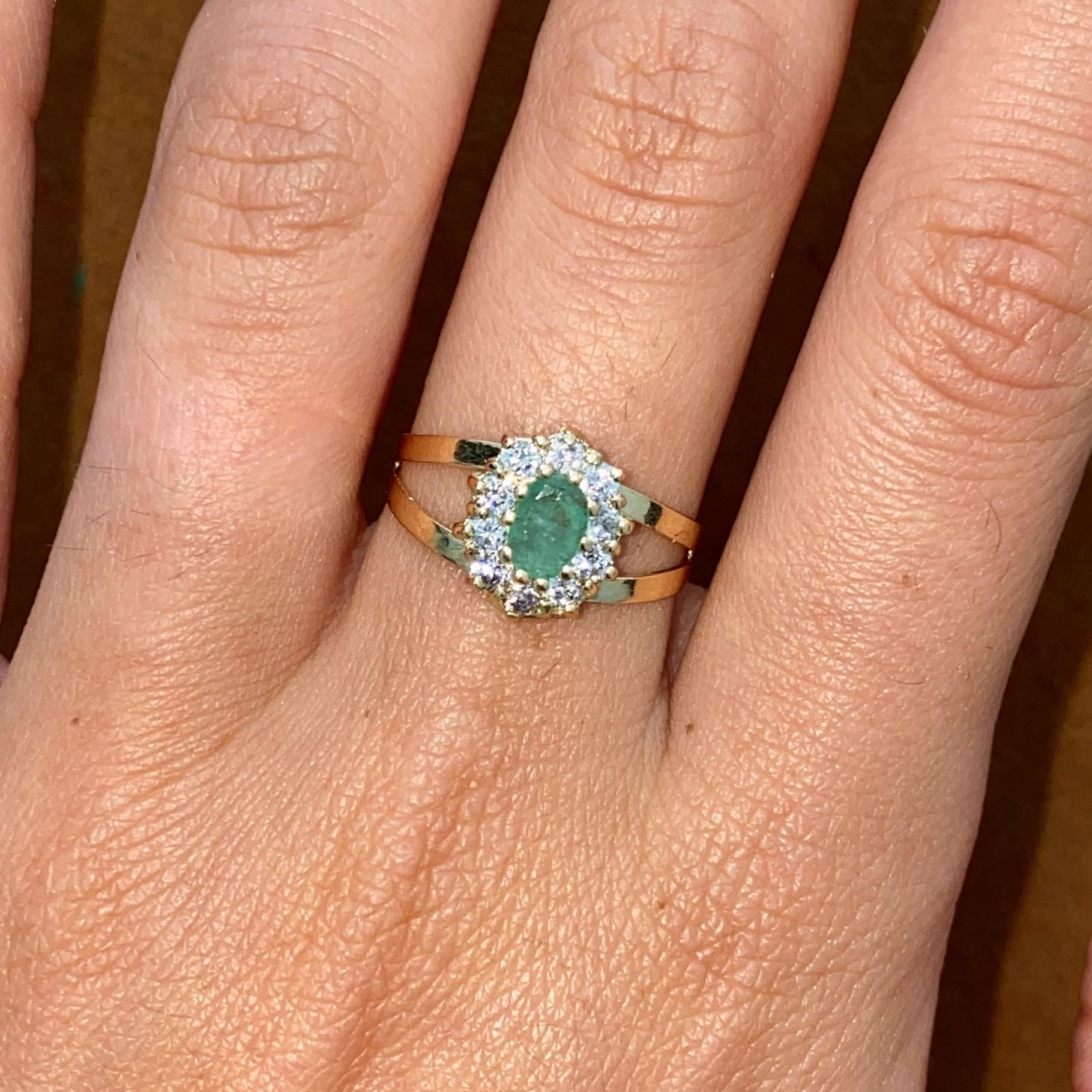 Anello vintage margherita in oro 18kt con smeraldo naturale ct 0,20 ca. e zirconi