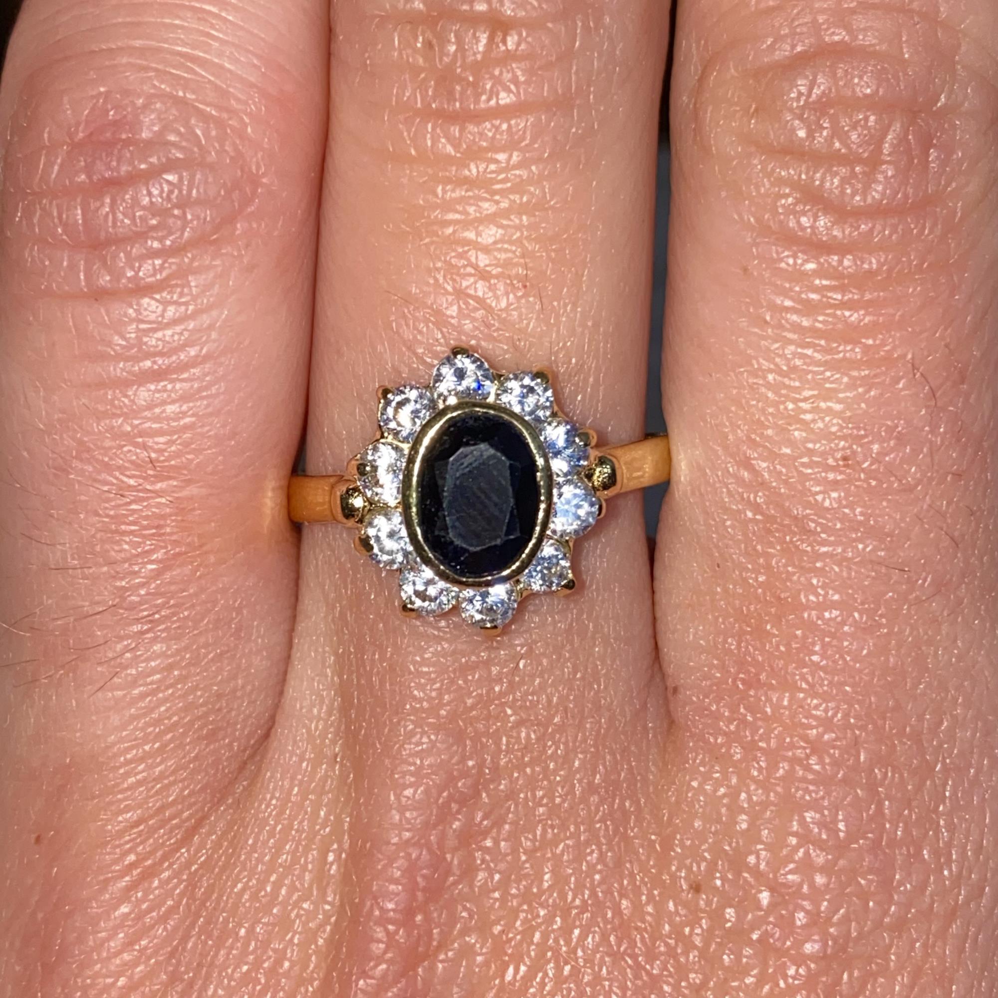 Anello vintage margherita in oro 18kt con zaffiro ct 1,80 ca. e zirconi