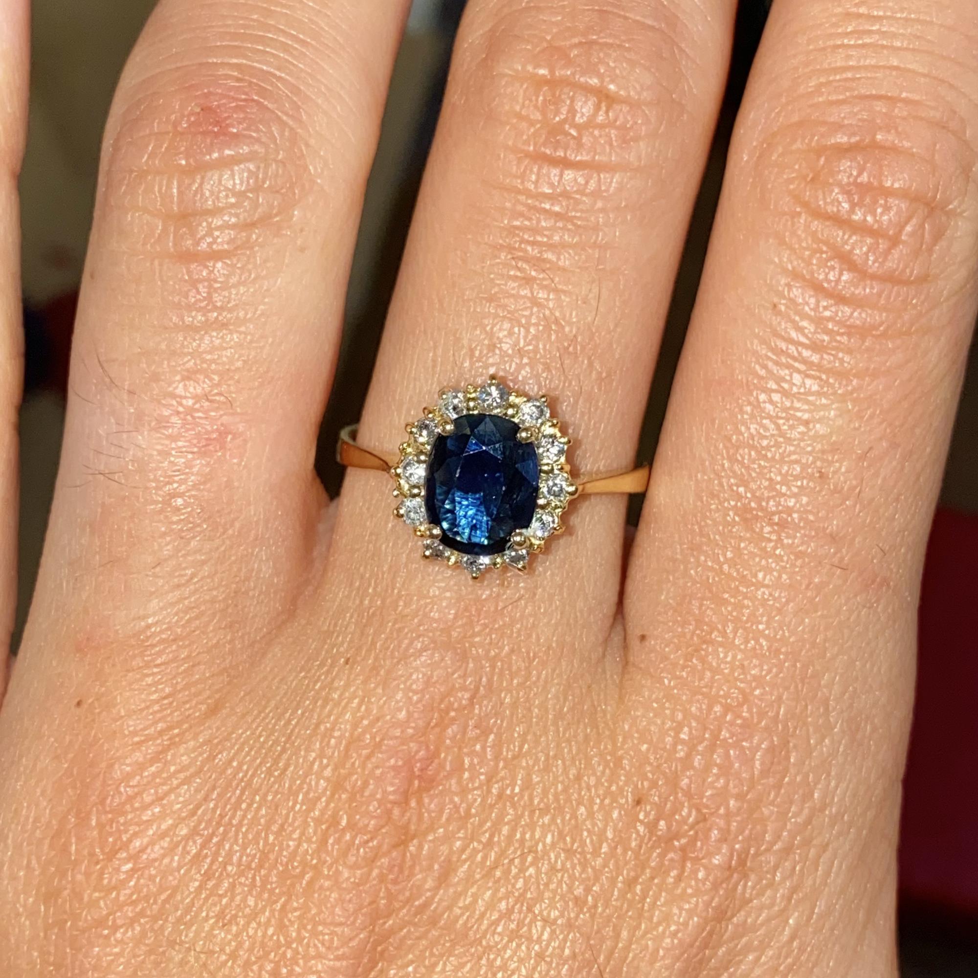 Anello vintage margherita in oro 18kt con zaffiro ct 1,90 ca e diamanti ct 0,25 ca.
