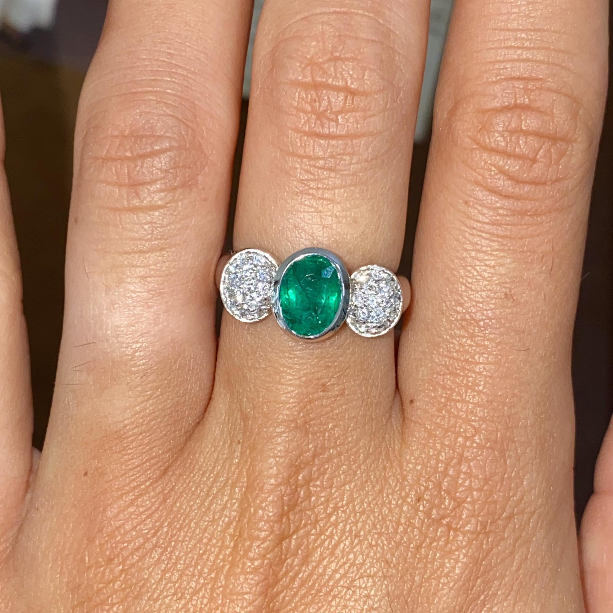Vintage ring with a bow-shaped 18kt gold setting adorned with diamonds and a natural emerald, from the 1980s