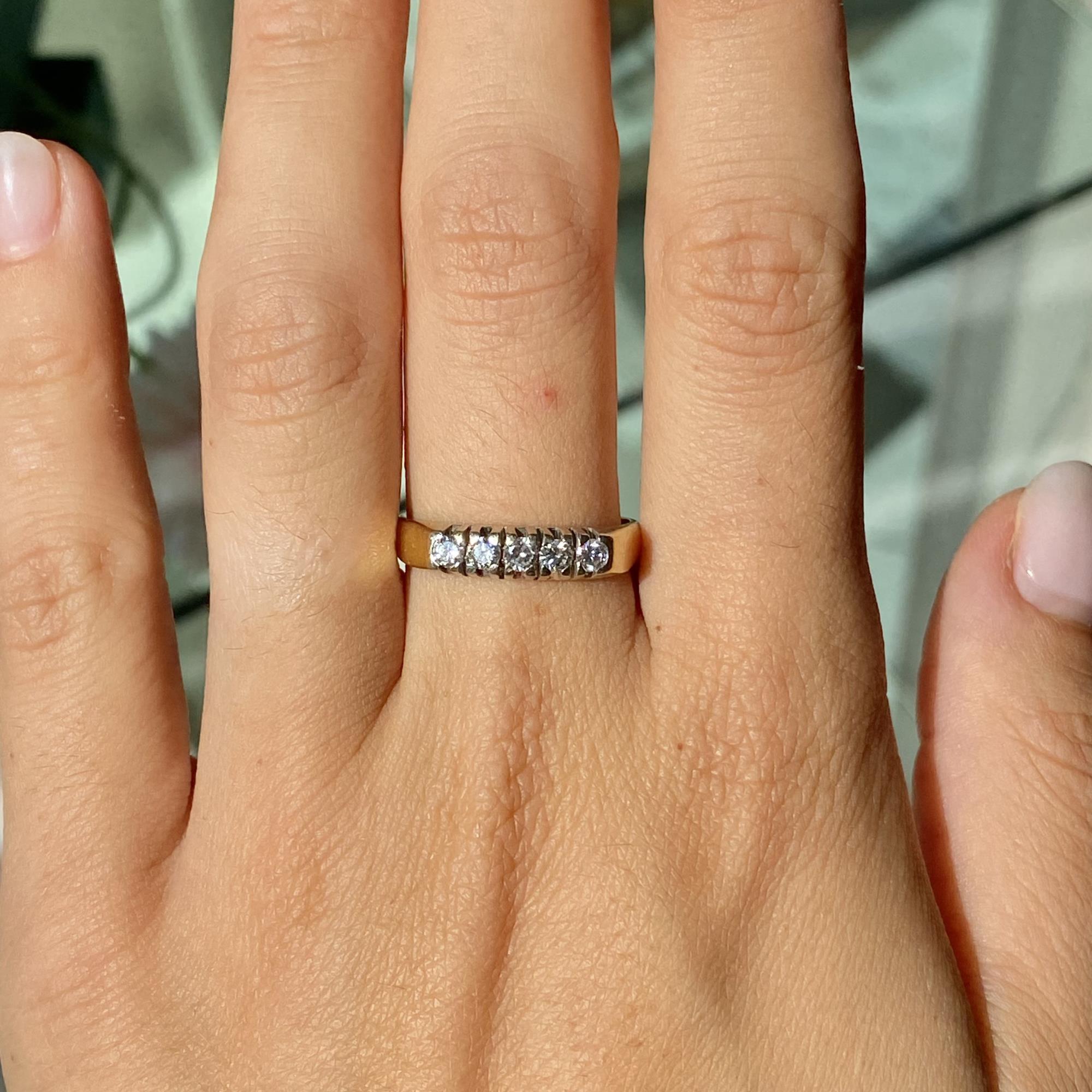 Anello vintage rivière in oro 18kt con 5 diamanti per ct 0,35 ca.