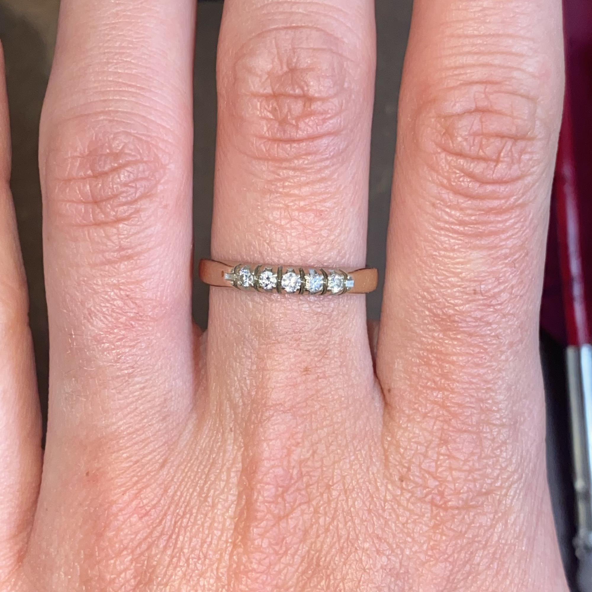 Anello vintage rivière in oro 18kt con diamanti ct 0,10 ca.