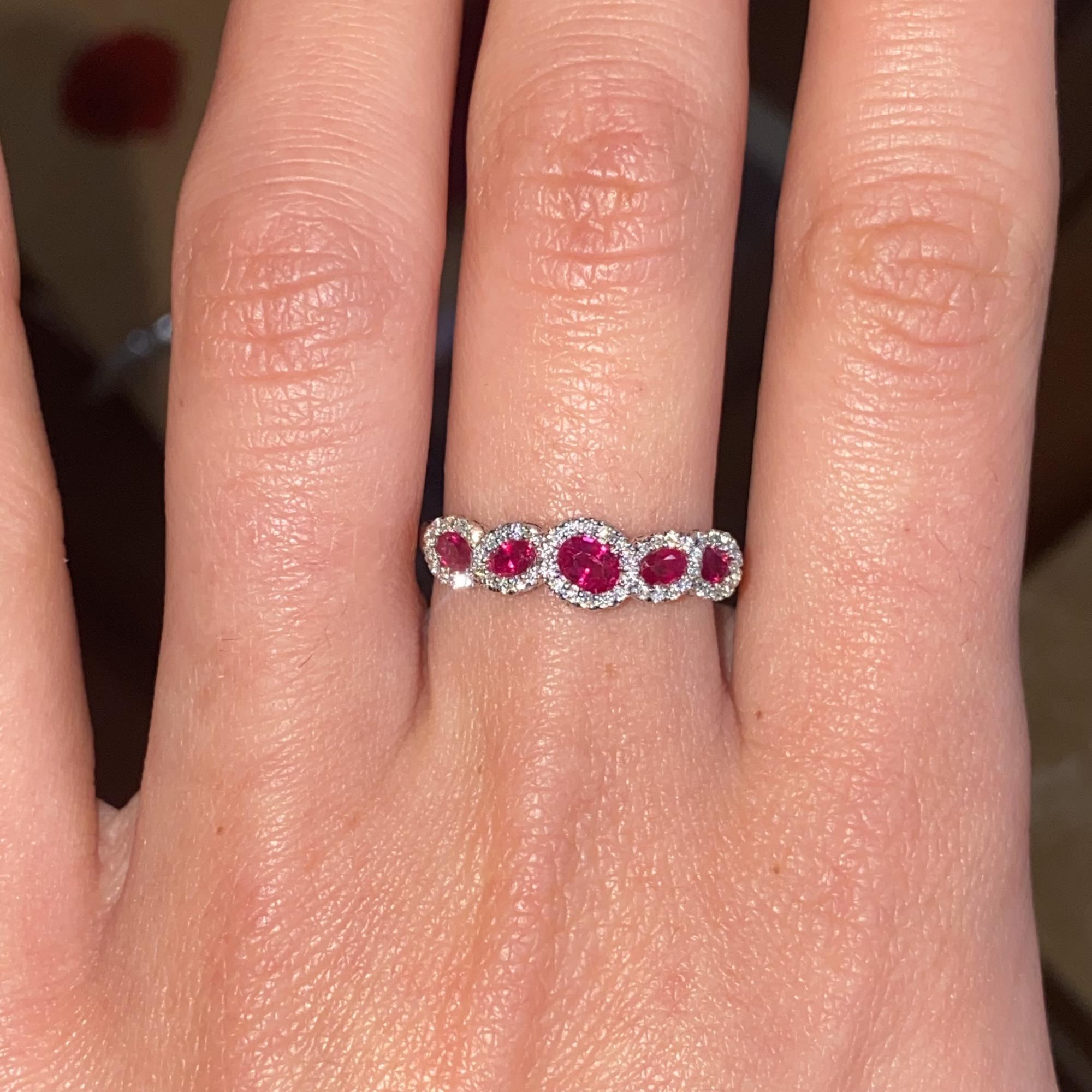 Anello vintage rivière in oro 18kt con rubini ct 0,55 ca. e diamanti ct 0,30 ca.