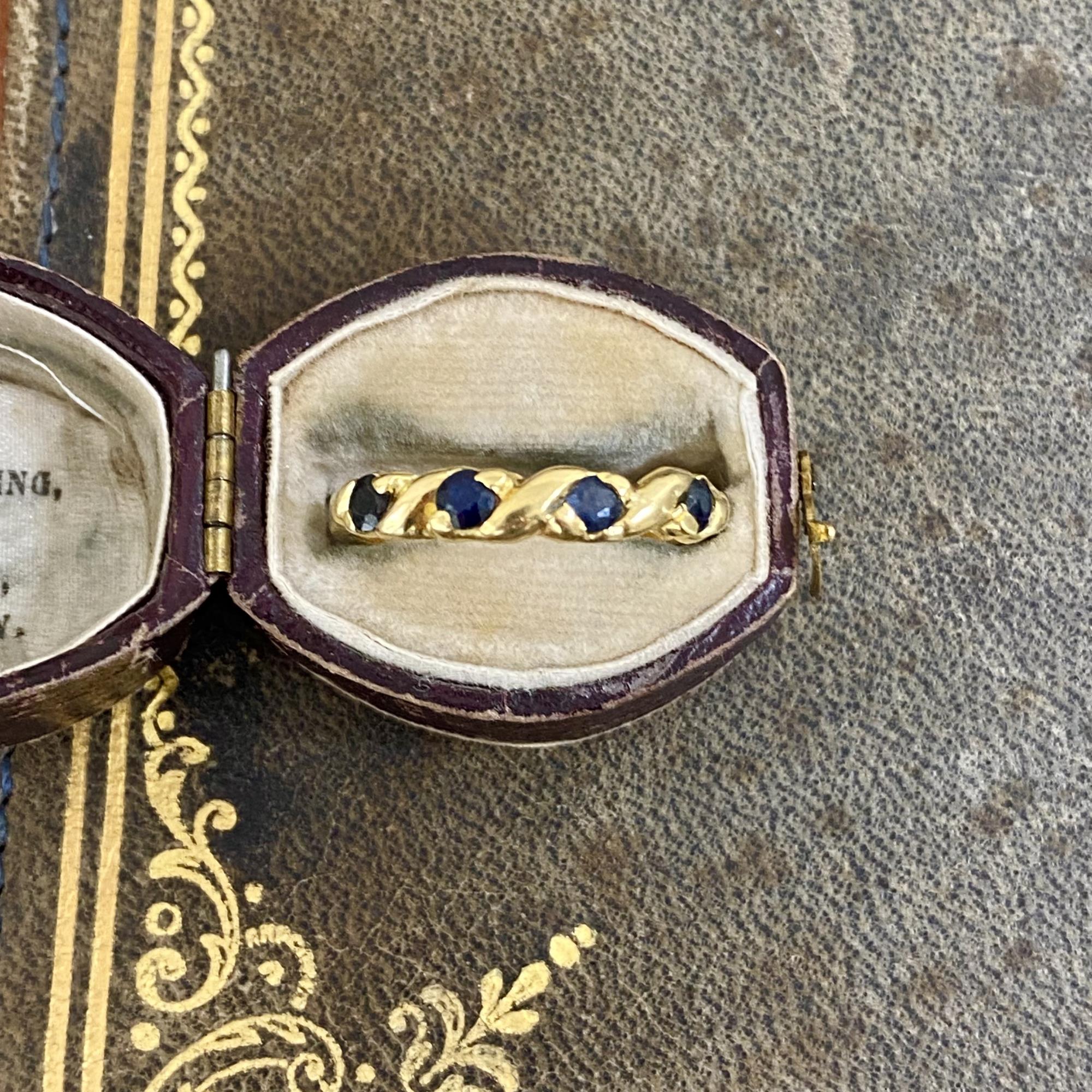 Anello vintage rivière in oro 18kt con 4 zaffiri ct 0,35 ca.