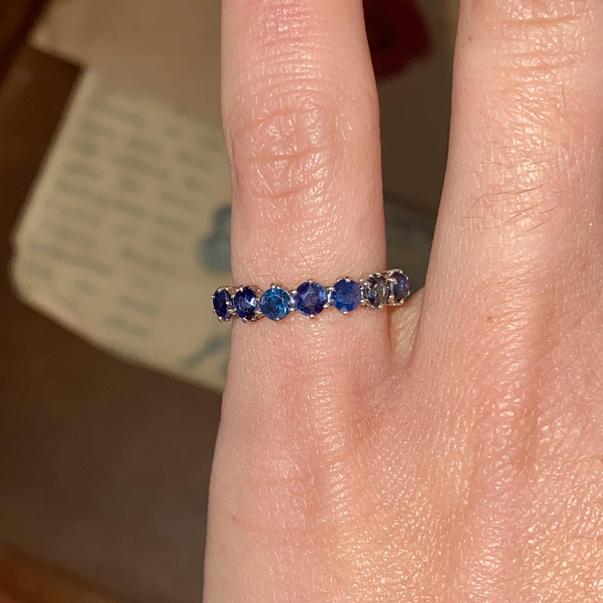 Anello vintage rivière in oro 18kt con zaffiri naturali ct 0,60 ca.