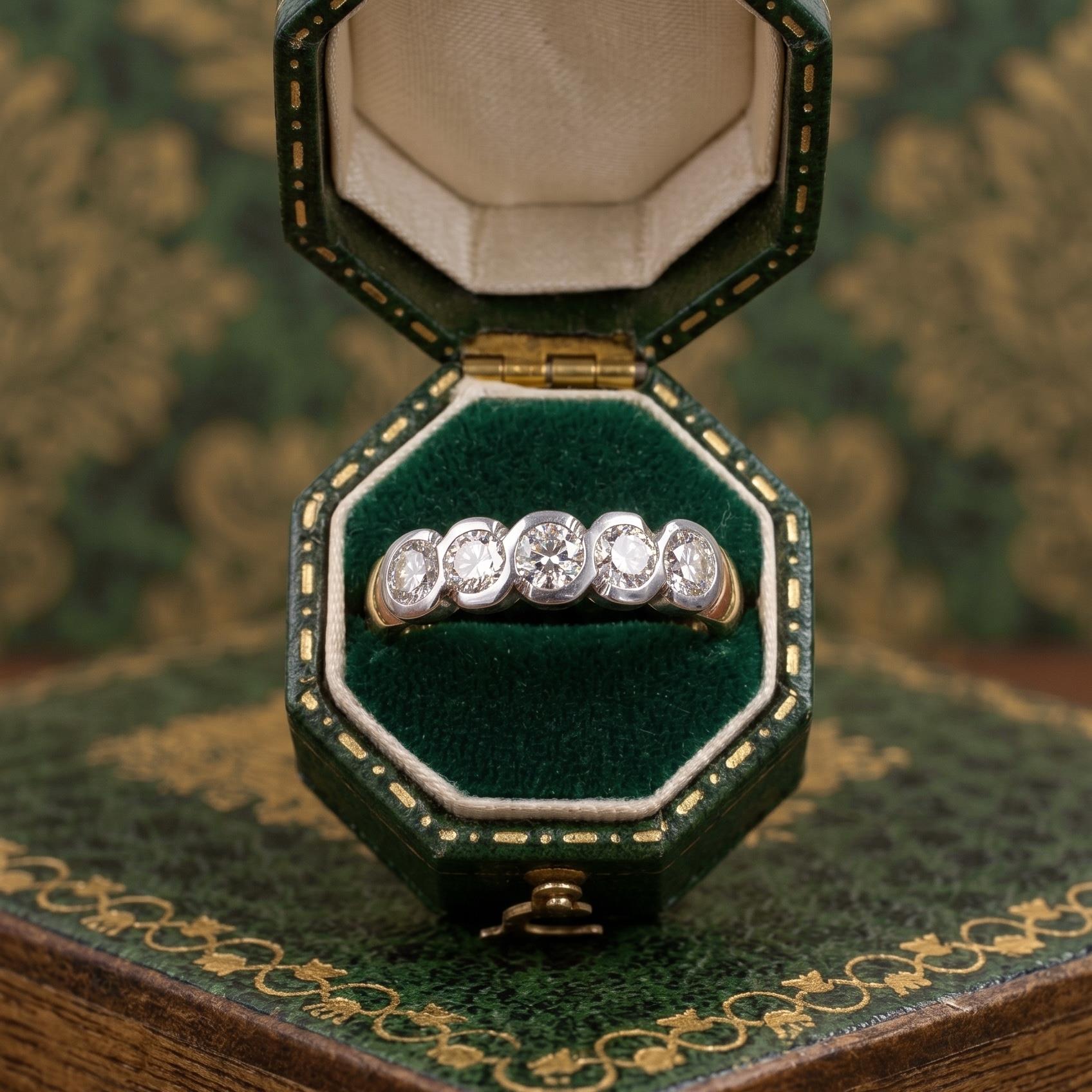 Anello vintage rivière in oro bianco e giallo 18kt con diamanti ct 0,90 ca.