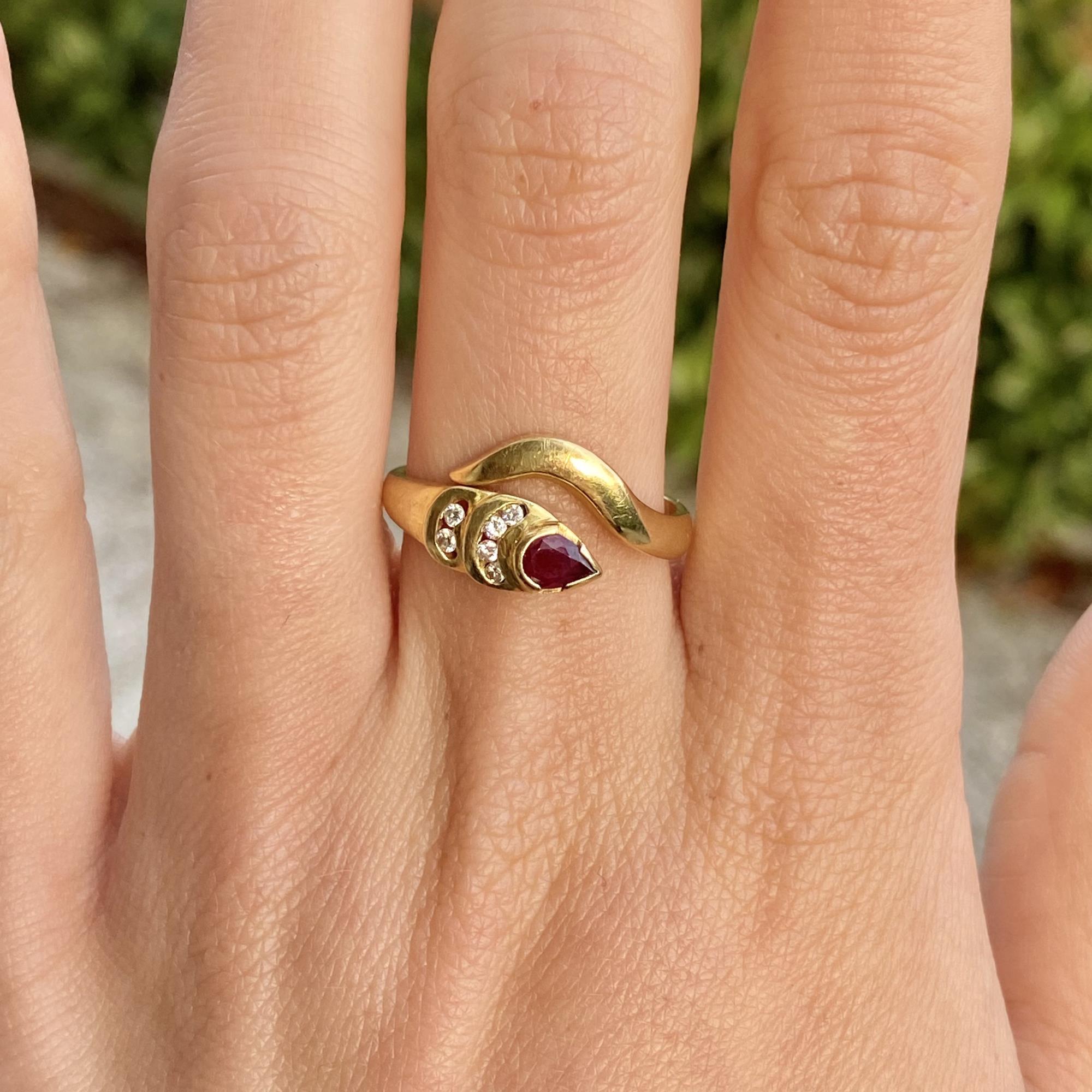 Anello vintage serpente in oro 18kt con rubino di taglio goccia ct 0,50 ca. e diamanti ct 0,10 ca.