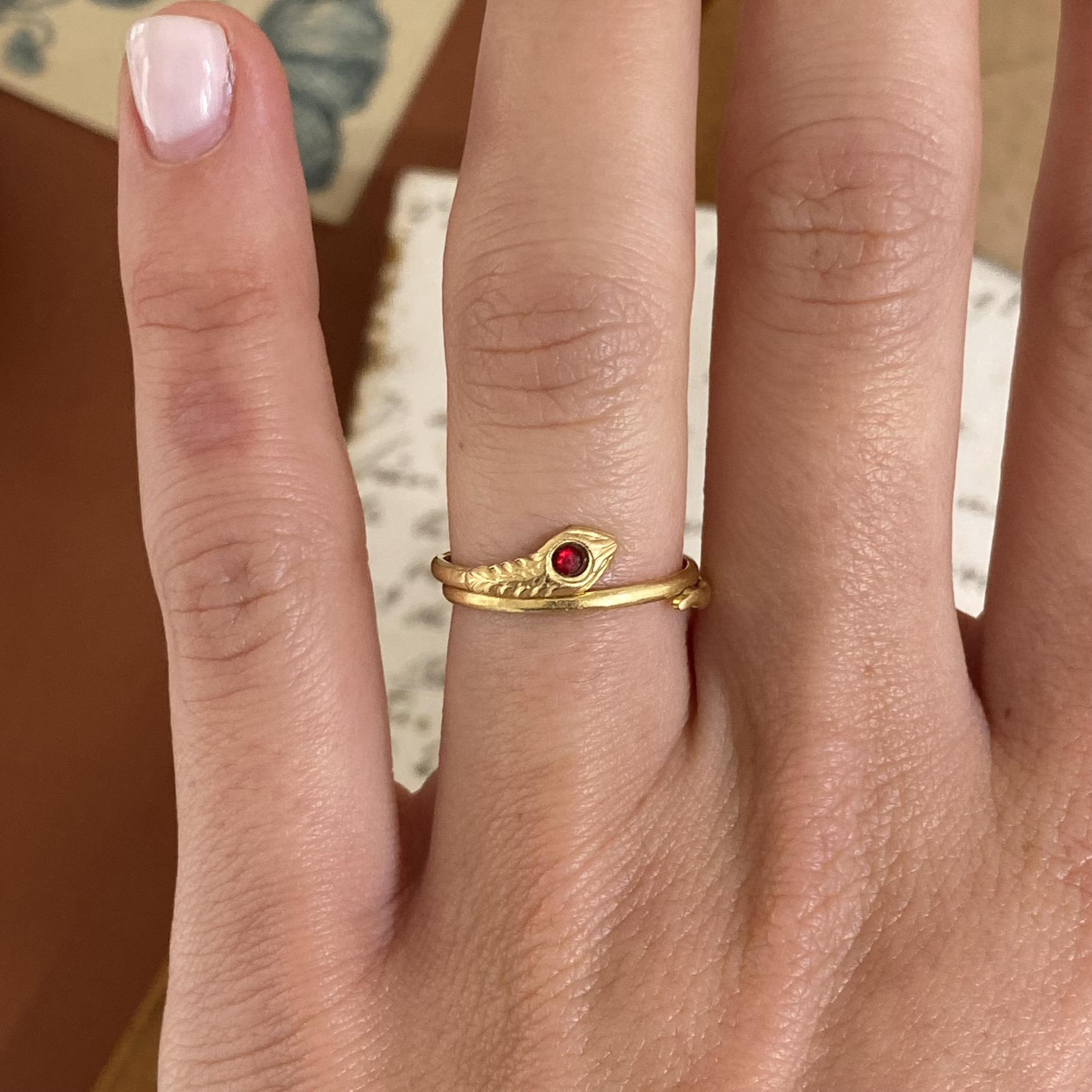 Anello vintage serpente in oro 18kt con rubino sintetico